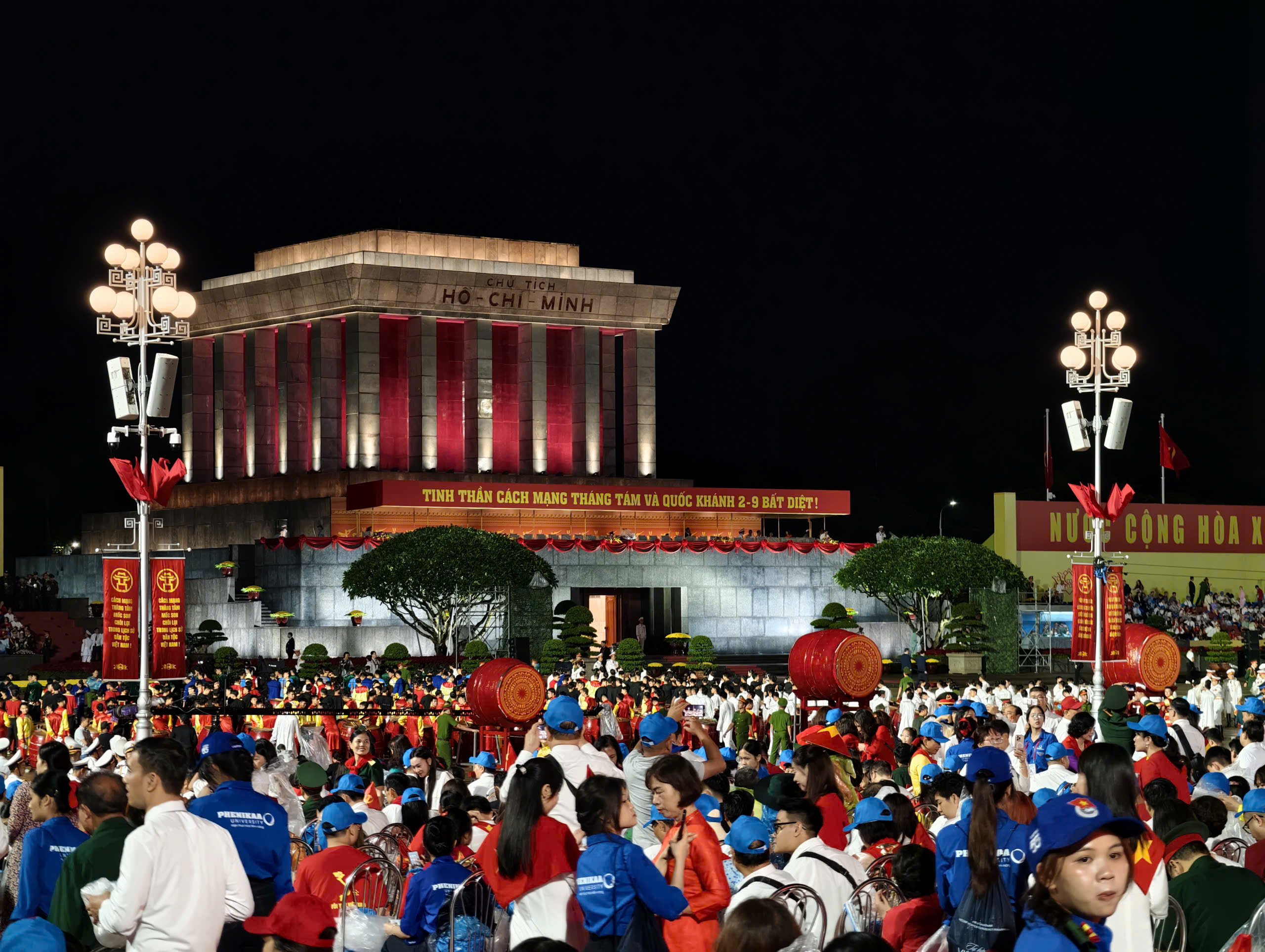 Quân và dân hòa chung nhịp đập, ca hát xuyên đêm chờ tổng duyệt diễu binh, diễu hành- Ảnh 3. Quân và dân hòa chung nhịp đập, ca hát xuyên đêm chờ tổng duyệt diễu binh, diễu hành- Ảnh 3.