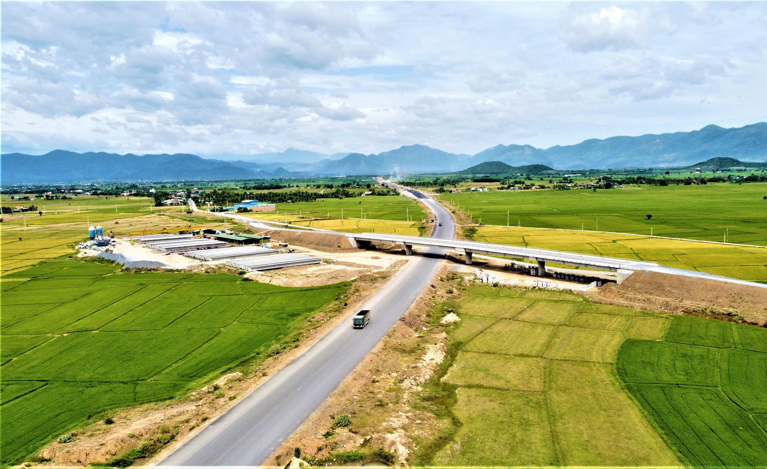 Cận cảnh 20km đầu cao tốc Kh&aacute;nh H&ograve;a - Bu&ocirc;n Ma Thuột tăng tốc về đ&iacute;ch- Ảnh 12.