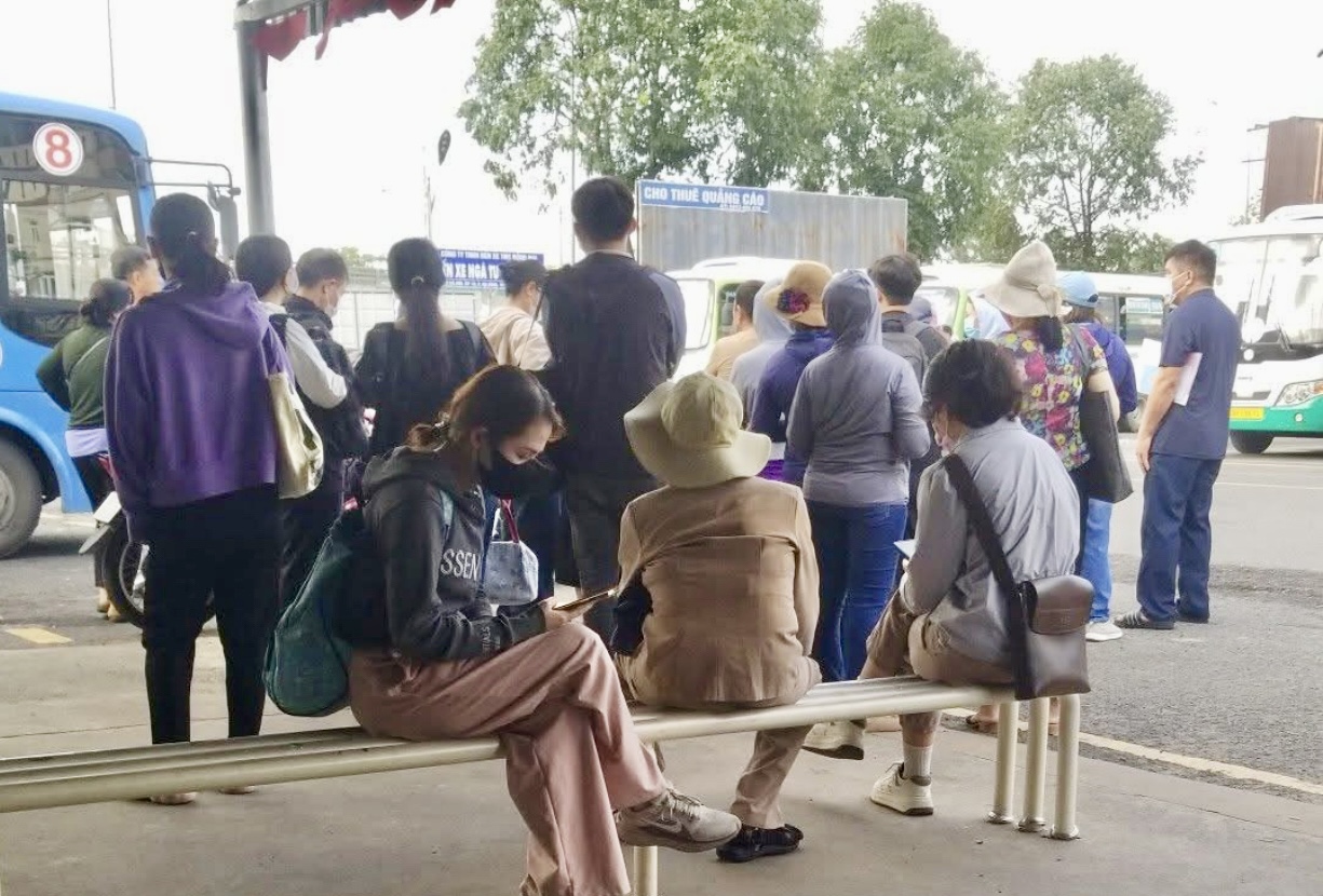 H&agrave;nh kh&aacute;ch Đồng Nai chật vật v&igrave; xe bu&yacute;t 150 cắt điểm dừng ng&atilde; tư Vũng T&agrave;u- Ảnh 4.