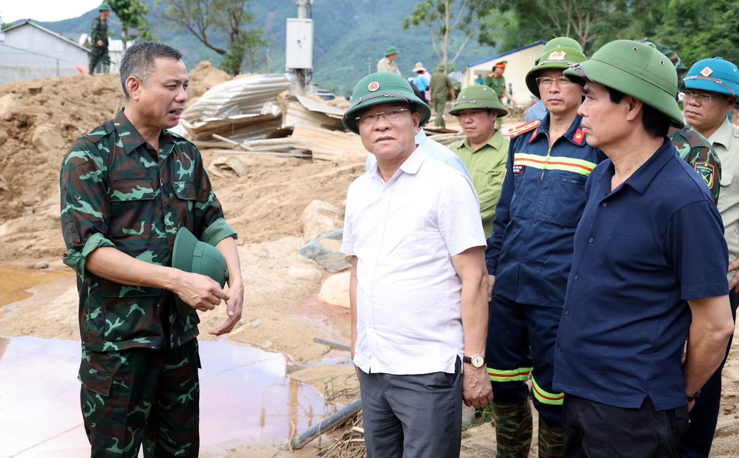 Ph&oacute; Thủ tướng L&ecirc; Th&agrave;nh Long thăm hỏi, động vi&ecirc;n người d&acirc;n v&ugrave;ng lũ ở Sơn La- Ảnh 1.
