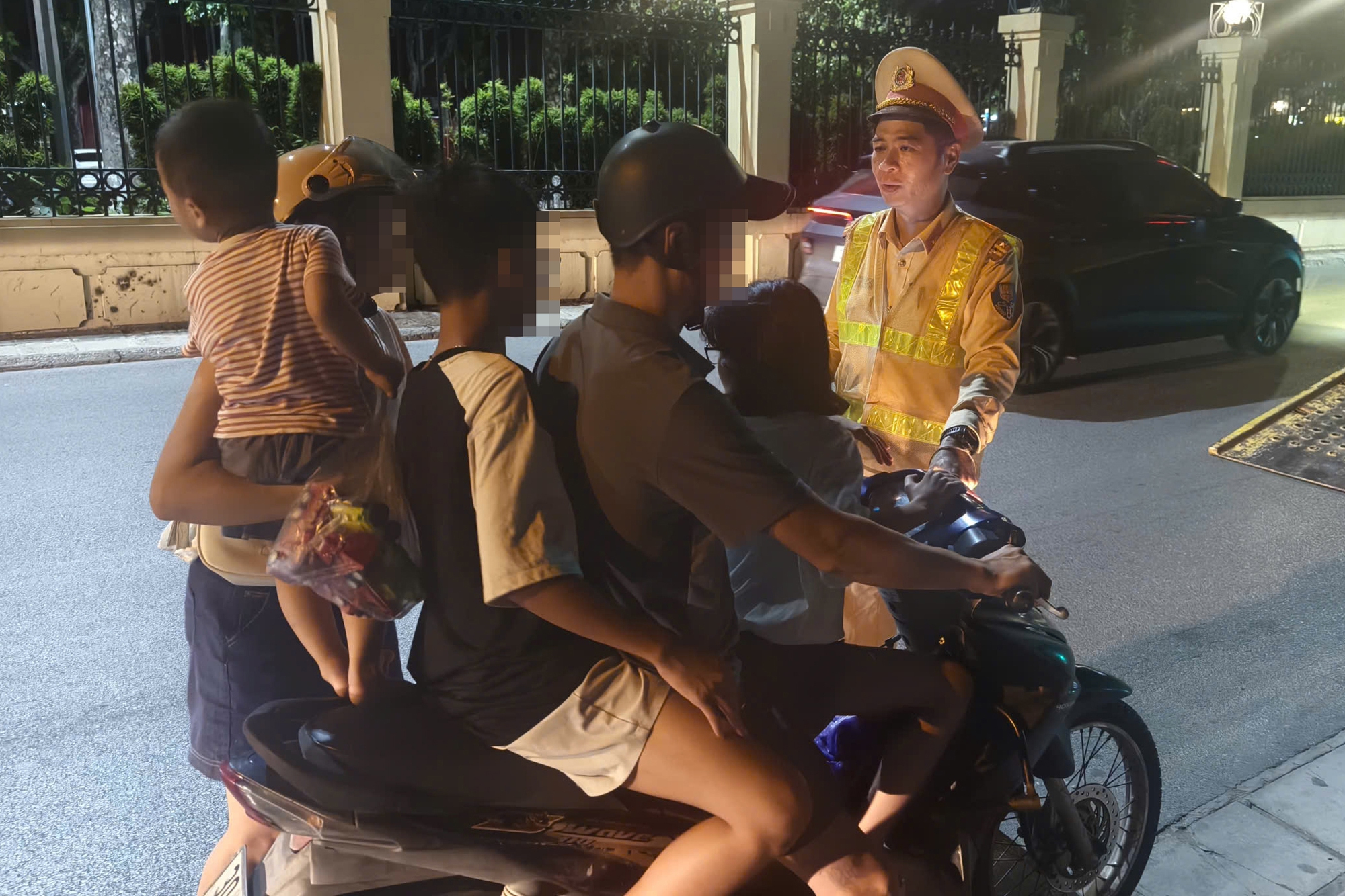 Nhậu xong l&aacute;i xe chở vợ con, t&agrave;i xế n&oacute;i "người một nh&agrave; phải về c&ugrave;ng nhau"- Ảnh 4.