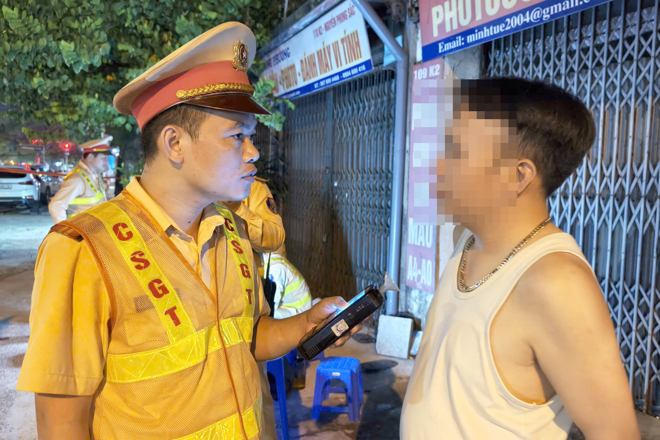 Nhậu xong l&aacute;i xe chở vợ con, t&agrave;i xế n&oacute;i "người một nh&agrave; phải về c&ugrave;ng nhau"- Ảnh 5.