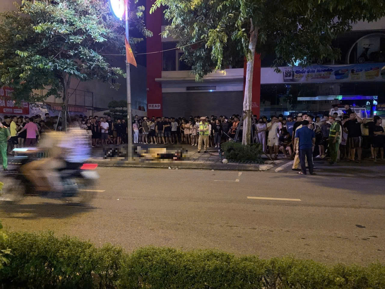 Hưng Y&ecirc;n: Xe m&aacute;y chở 3 t&ocirc;ng v&agrave;o cột điện, 1 người tử vong tại chỗ- Ảnh 1.
