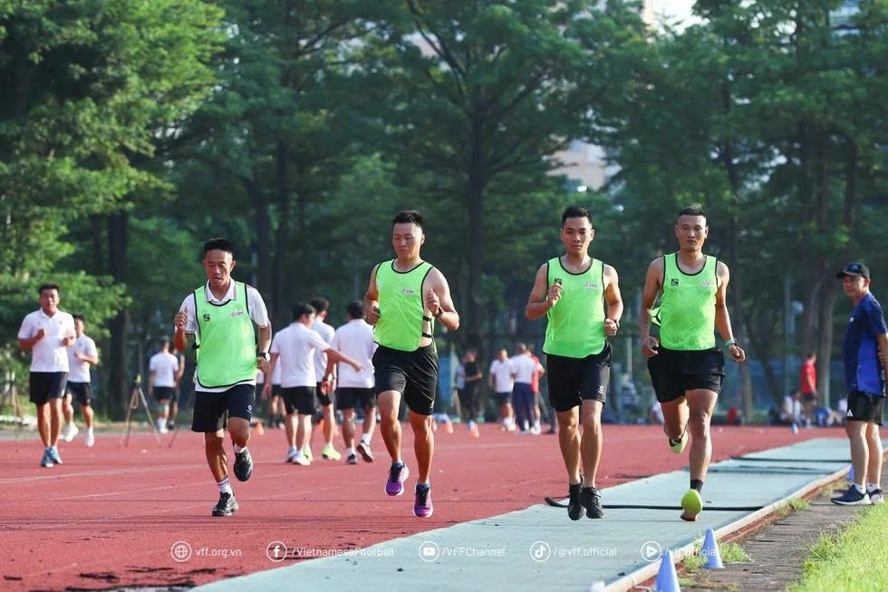 Bị ngất khi kiểm tra thể lực trước m&ugrave;a giải, một trọng t&agrave;i V-League được đưa đi cấp cứu- Ảnh 1.