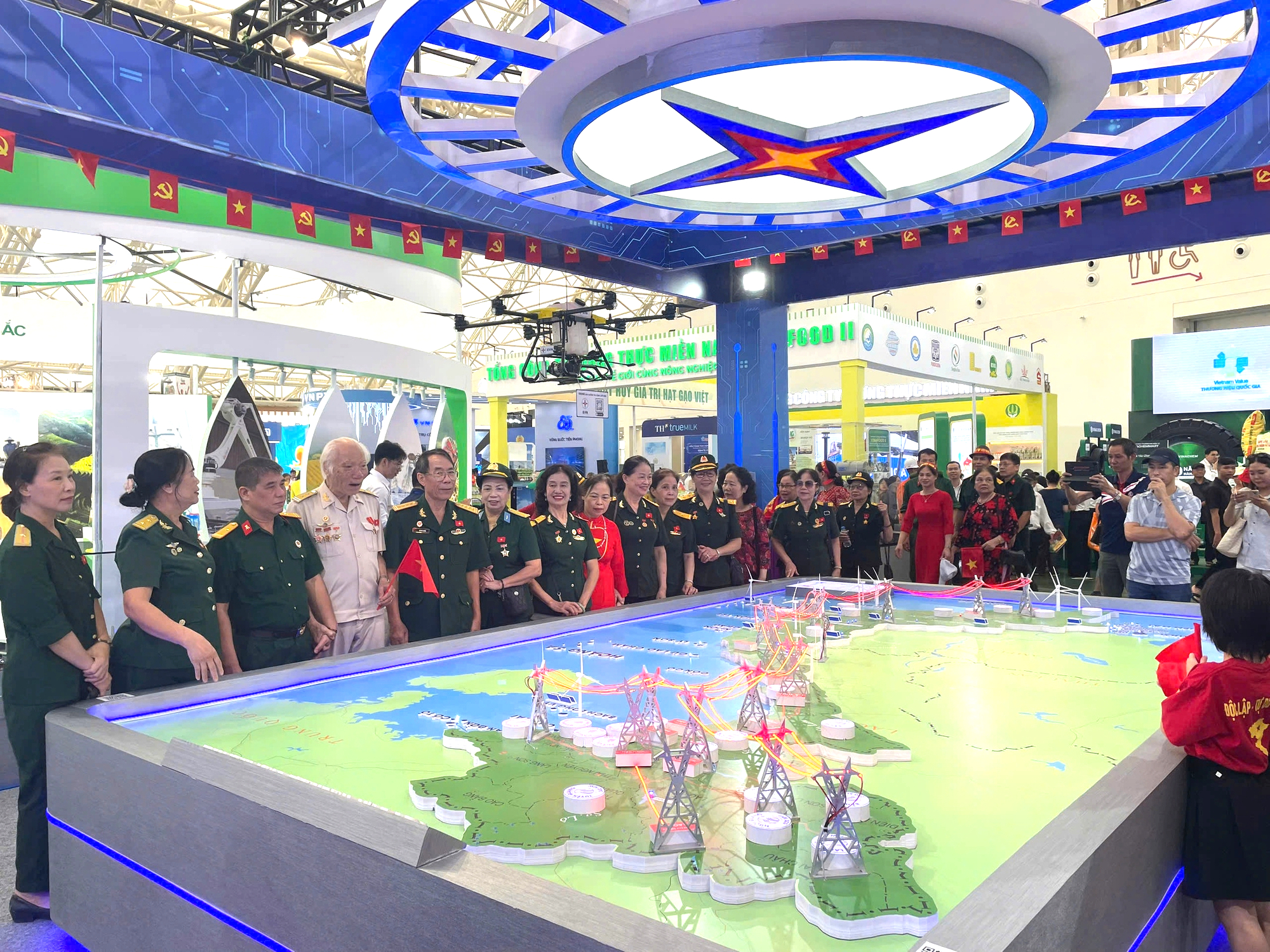 Chi&ecirc;m ngưỡng c&aacute;c c&ocirc;ng tr&igrave;nh điện thế kỷ của EVN tại Triển l&atilde;m A80- Ảnh 2.