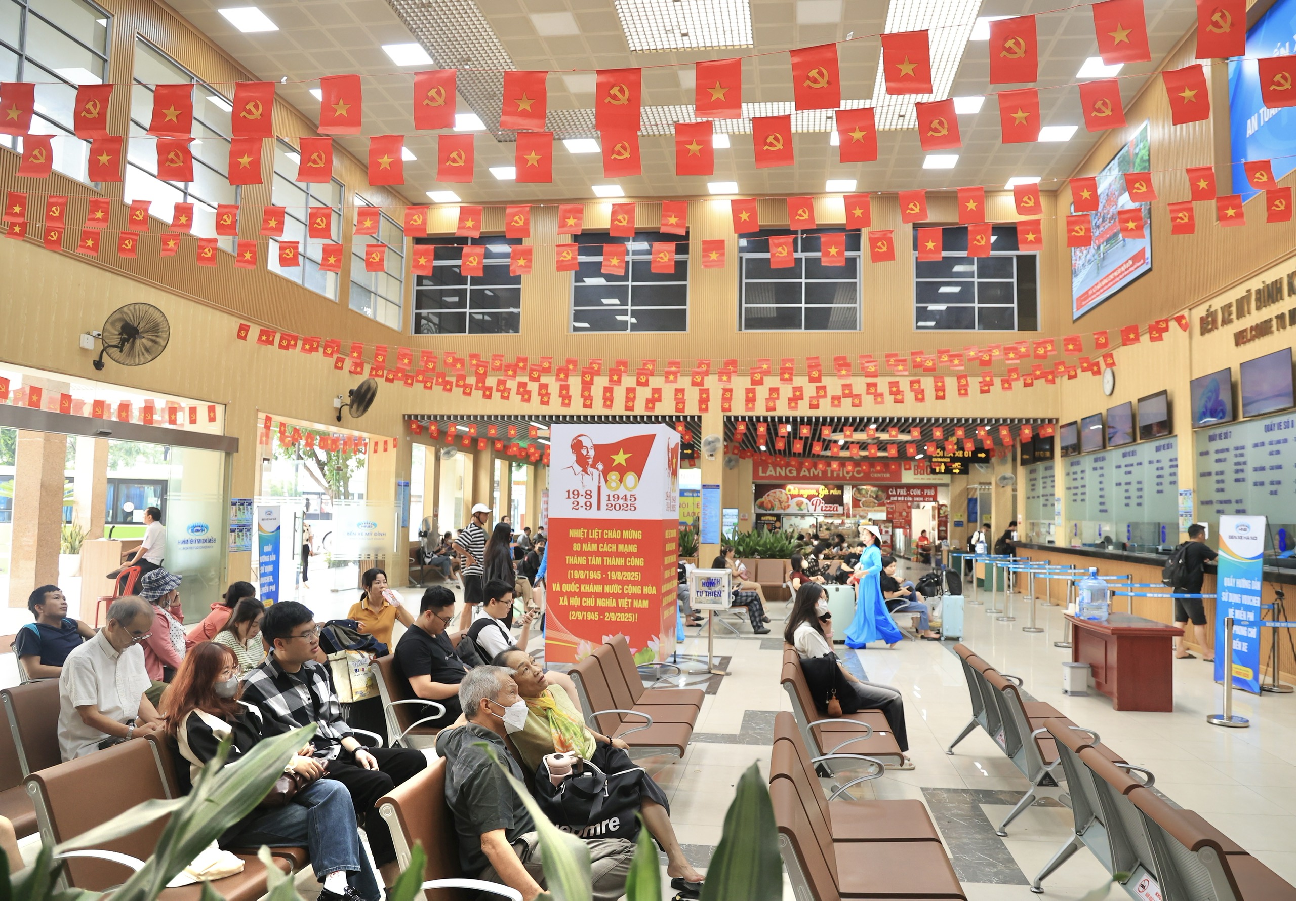 Bến xe H&agrave; Nội thưa kh&aacute;ch ng&agrave;y đầu kỳ nghỉ lễ Quốc kh&aacute;nh- Ảnh 1.