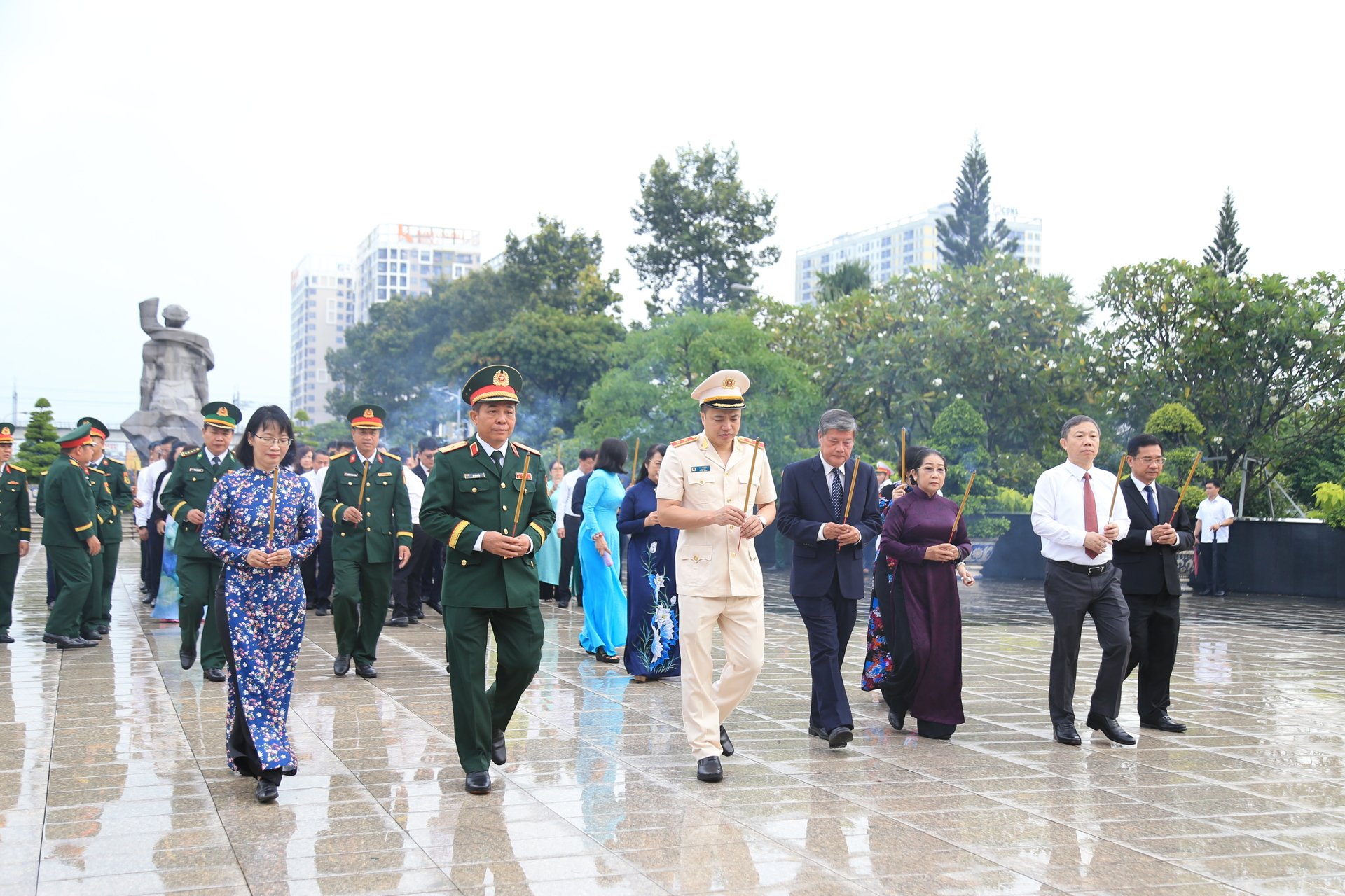 B&iacute; thư TP.HCM Trần Lưu Quang c&ugrave;ng đo&agrave;n đại biểu d&acirc;ng hương tưởng niệm Anh h&ugrave;ng liệt sĩ- Ảnh 3.