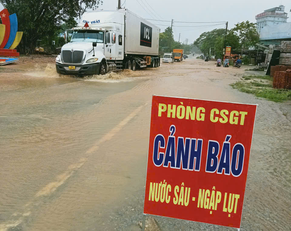 Mưa lớn do b&atilde;o số 6, nhiều tuyến đường H&agrave; Tĩnh ngập s&acirc;u, sạt lở- Ảnh 2.