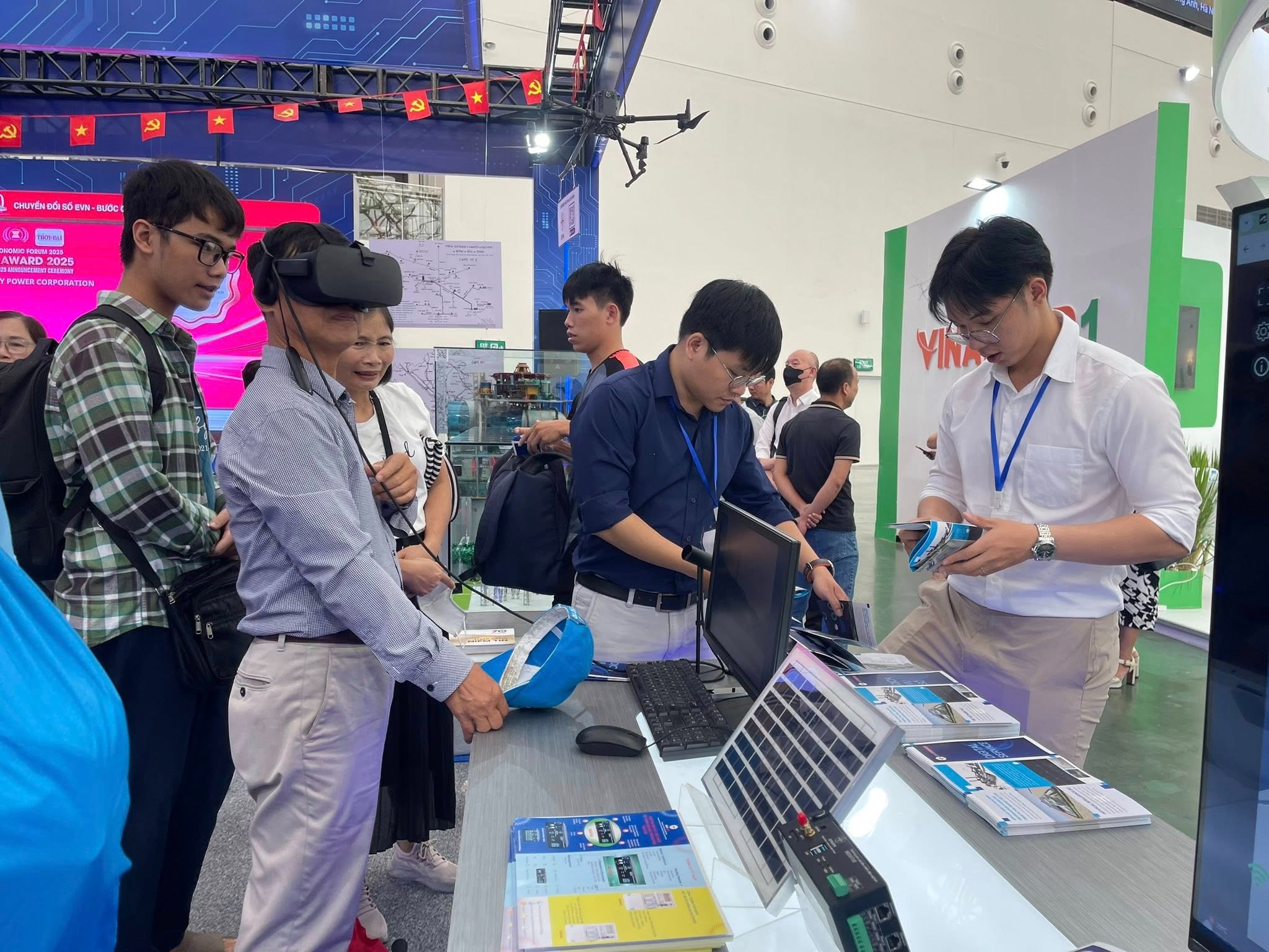 Chi&ecirc;m ngưỡng c&aacute;c c&ocirc;ng tr&igrave;nh điện thế kỷ của EVN tại Triển l&atilde;m A80- Ảnh 1.