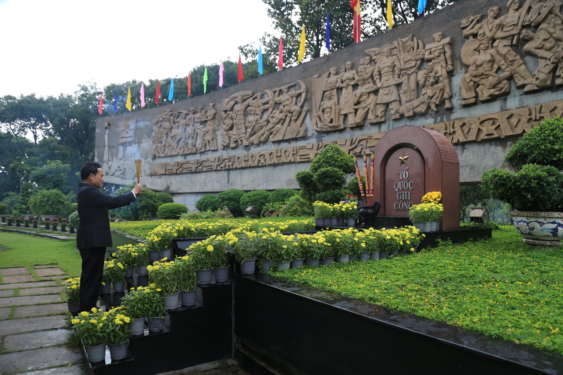 B&iacute; thư TP.HCM Trần Lưu Quang c&ugrave;ng đo&agrave;n đại biểu d&acirc;ng hương tưởng niệm Anh h&ugrave;ng liệt sĩ- Ảnh 5.