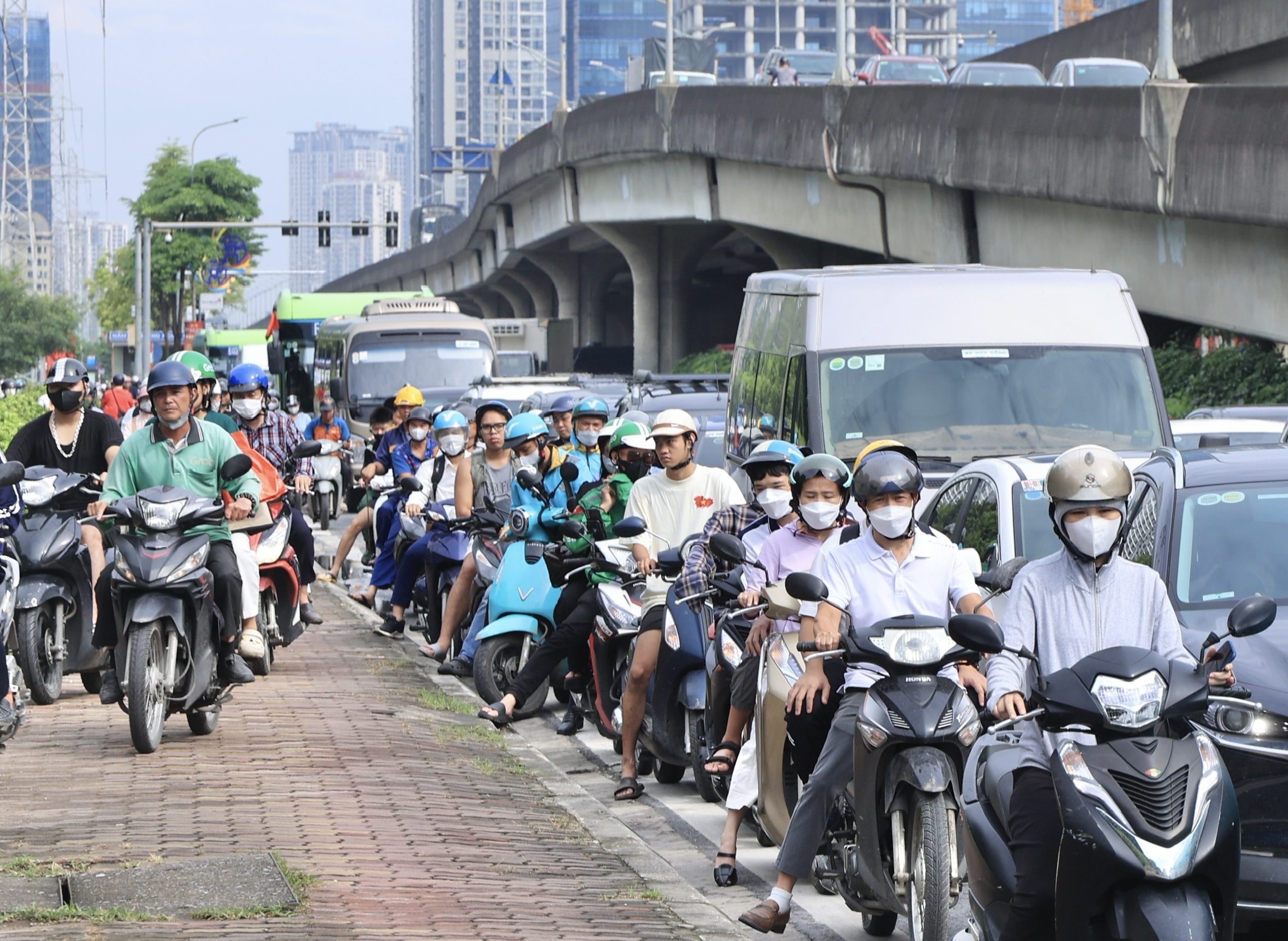 H&agrave; Nội: Nhiều tuyến phố đ&ocirc;ng nghẹt ng&agrave;y đầu nghỉ lễ Quốc kh&aacute;nh 2/9- Ảnh 2.
