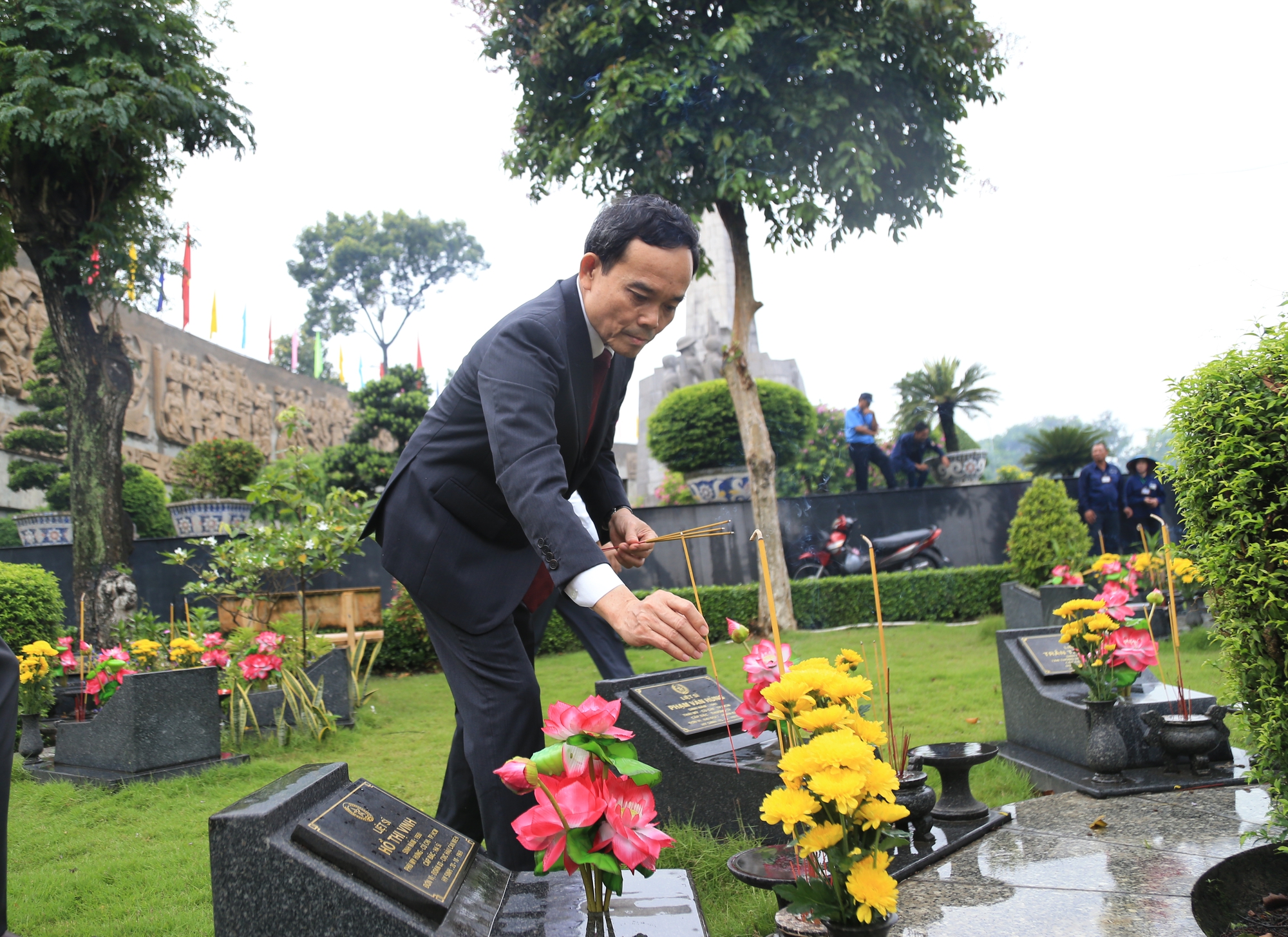 B&iacute; thư TP.HCM Trần Lưu Quang c&ugrave;ng đo&agrave;n đại biểu d&acirc;ng hương tưởng niệm Anh h&ugrave;ng liệt sĩ- Ảnh 7.