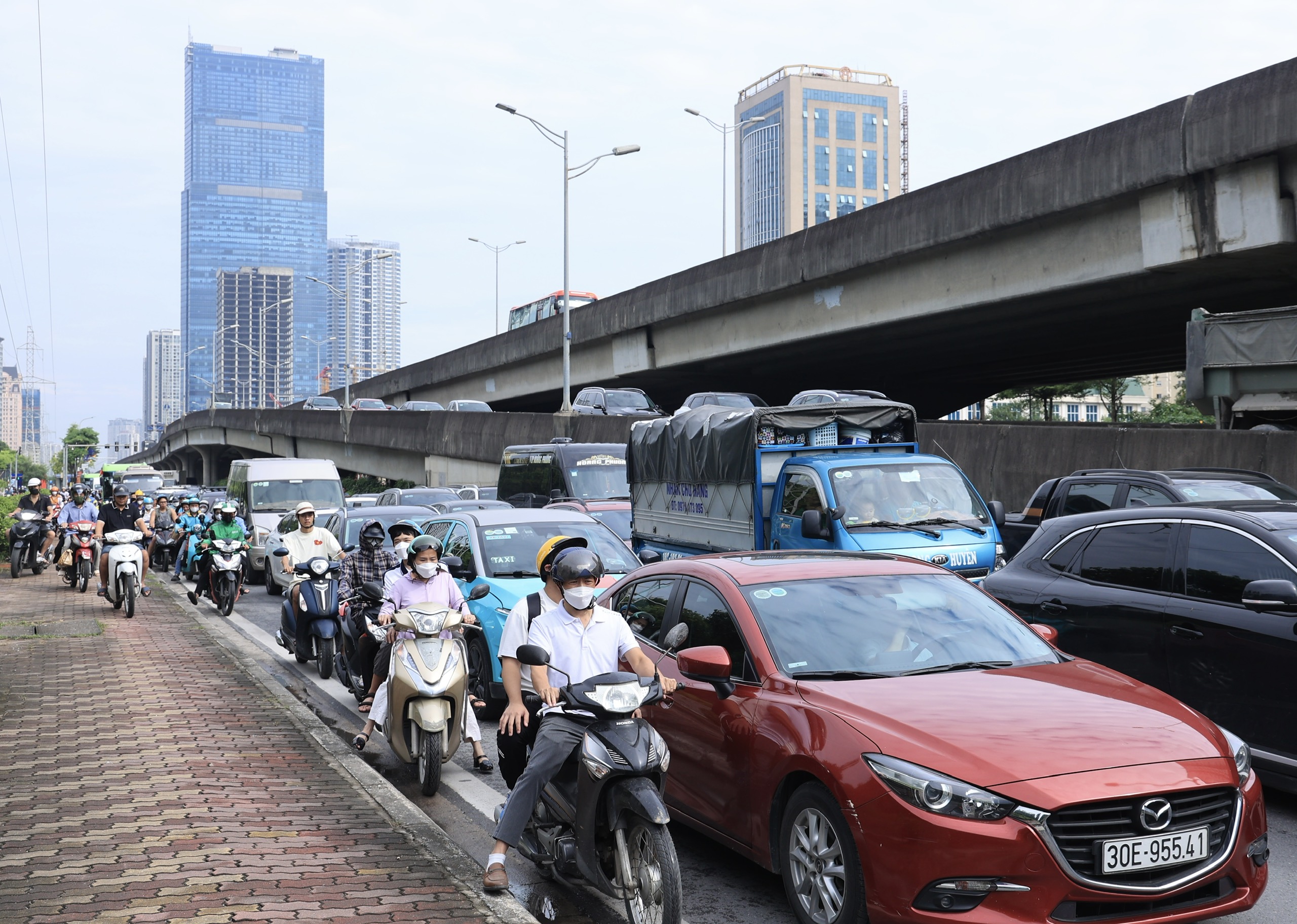 H&agrave; Nội: Nhiều tuyến phố đ&ocirc;ng nghẹt ng&agrave;y đầu nghỉ lễ Quốc kh&aacute;nh 2/9- Ảnh 1.