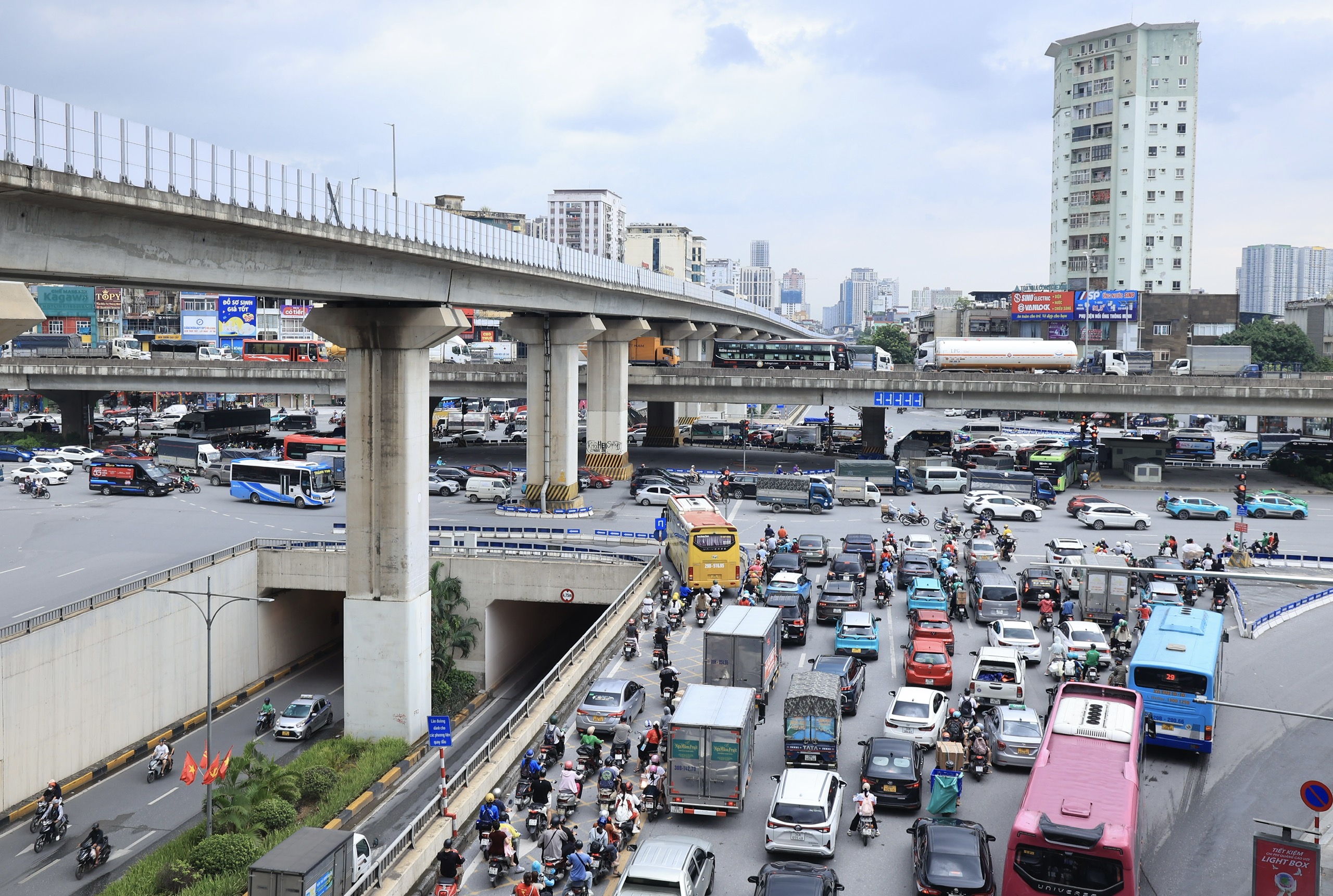 H&agrave; Nội: Nhiều tuyến phố đ&ocirc;ng nghẹt ng&agrave;y đầu nghỉ lễ Quốc kh&aacute;nh 2/9- Ảnh 10.