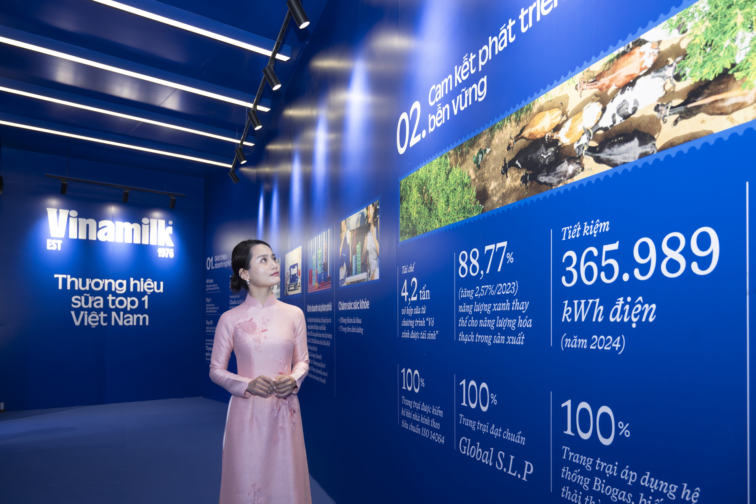 Bộ trưởng Bộ C&ocirc;ng Thương Nguyễn Hồng Di&ecirc;n tham quan v&agrave; kiểm tra gian h&agrave;ng Vinamilk tại khu trưng b&agrave;y (Ảnh: Nam Nguyễn).