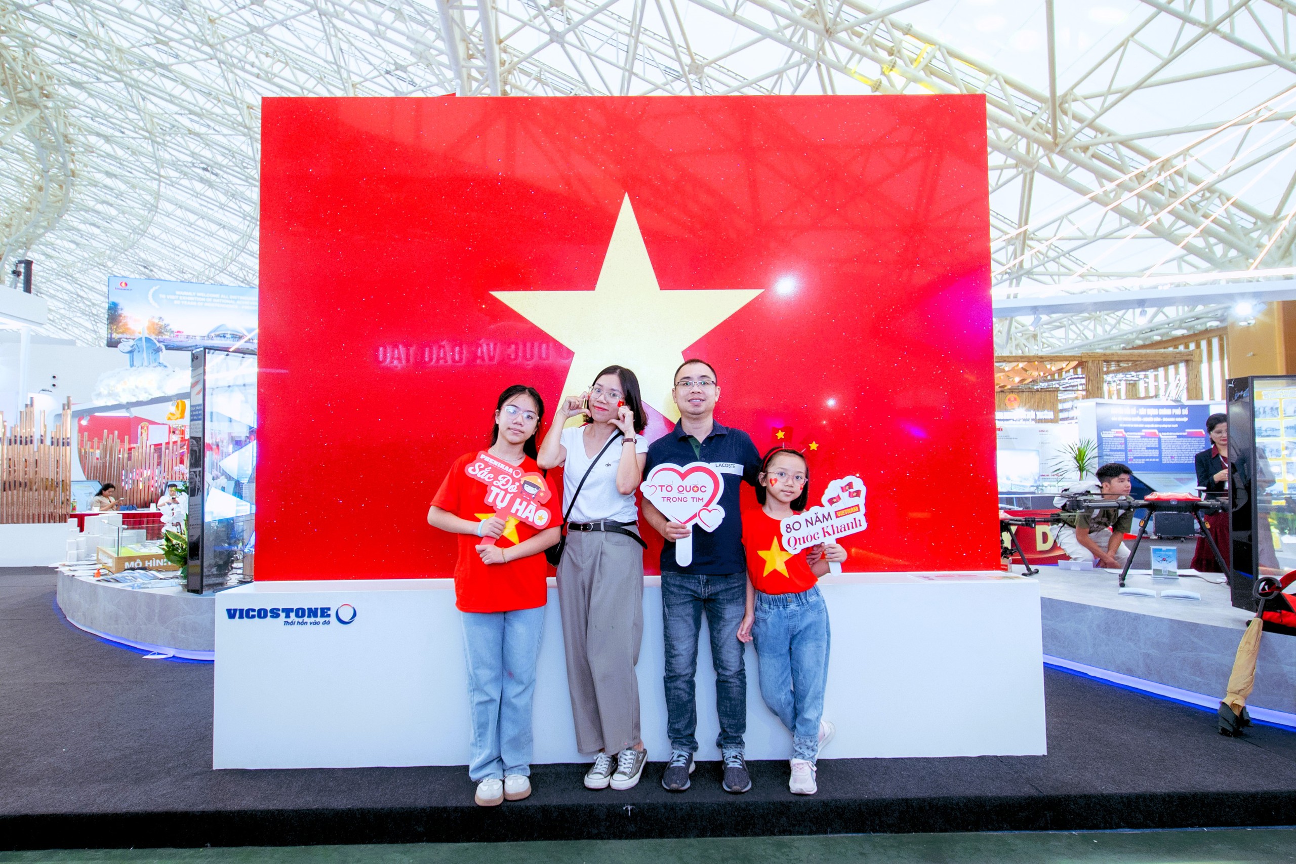 Check in với Quốc kỳ bằng đ&aacute; lớn nhất Việt Nam tại triển l&atilde;m th&agrave;nh tựu ng&agrave;nh X&acirc;y dựng- Ảnh 30.