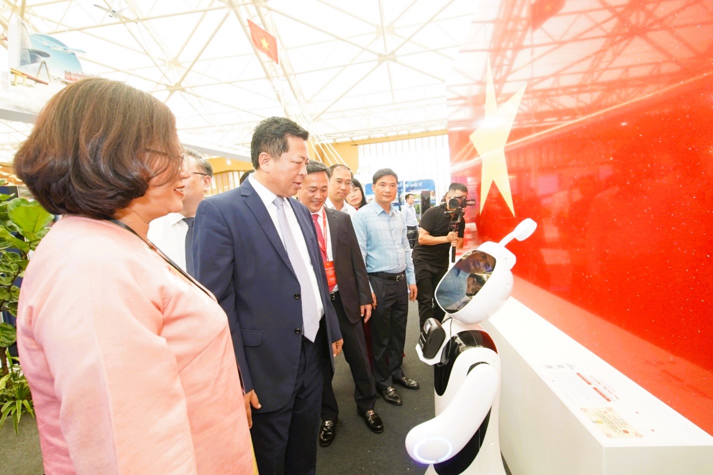 Check in với Quốc kỳ bằng đ&aacute; lớn nhất Việt Nam tại triển l&atilde;m th&agrave;nh tựu ng&agrave;nh X&acirc;y dựng- Ảnh 2.