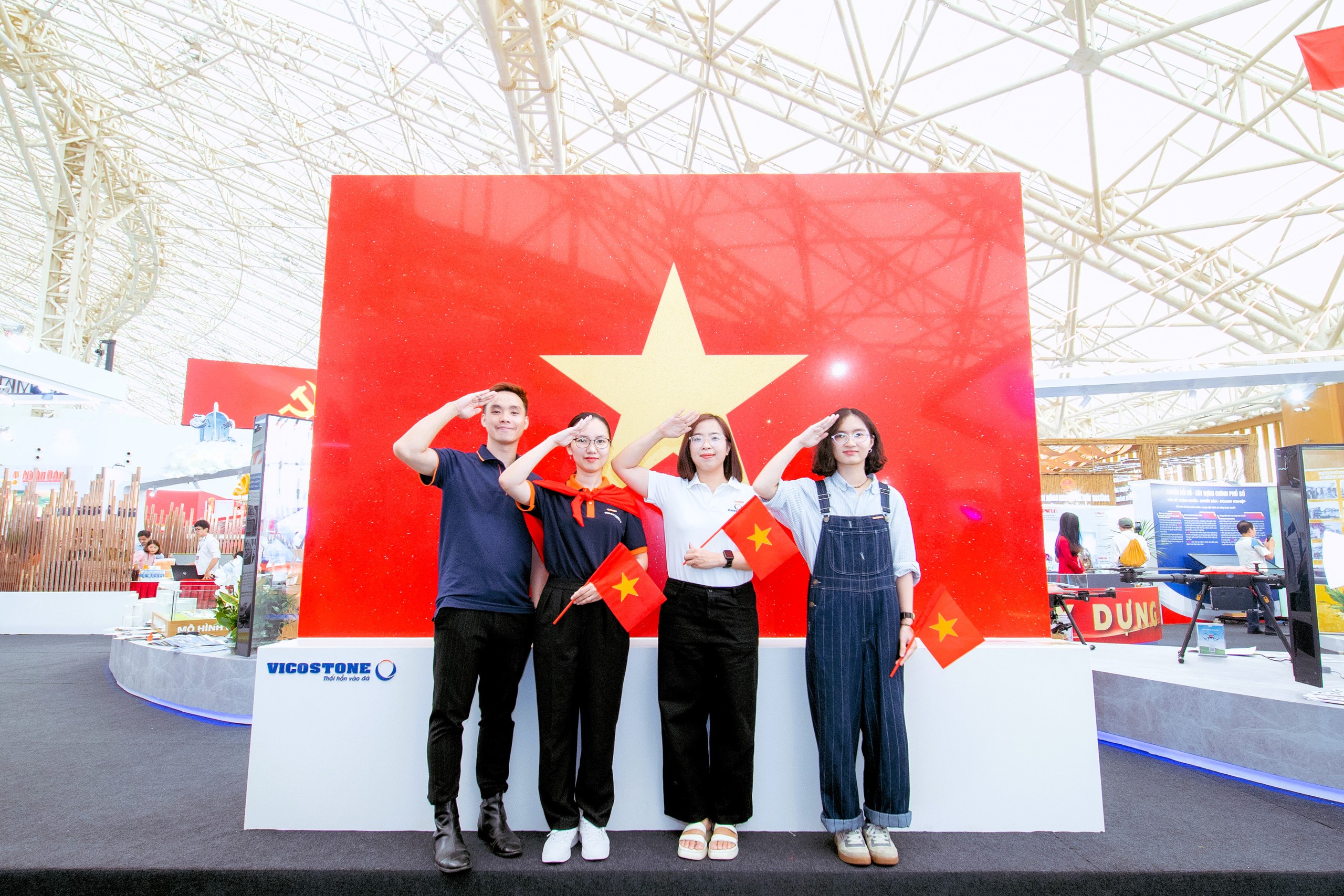 Check in với Quốc kỳ bằng đ&aacute; lớn nhất Việt Nam tại triển l&atilde;m th&agrave;nh tựu ng&agrave;nh X&acirc;y dựng- Ảnh 4.