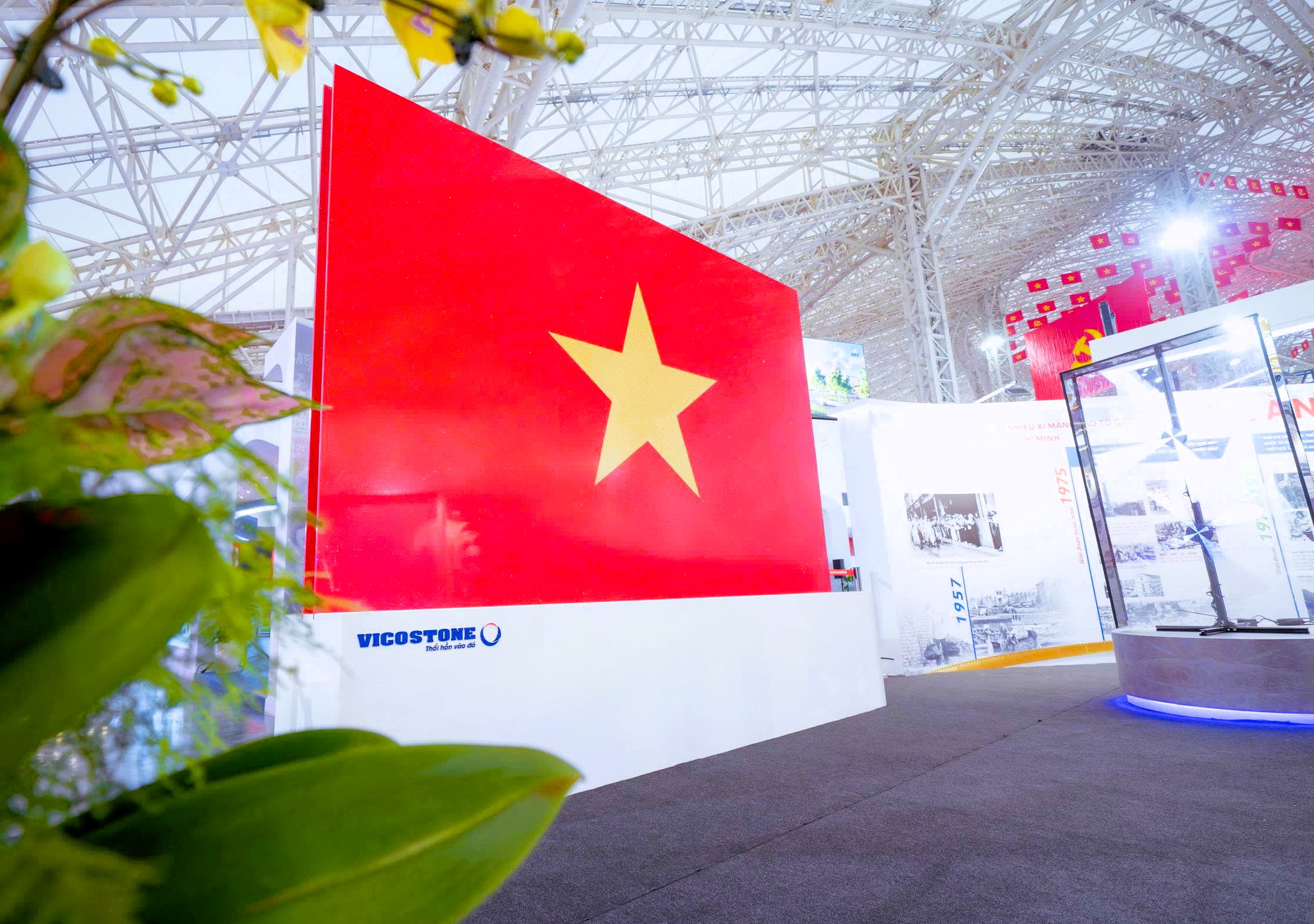 Check in với Quốc kỳ bằng đ&aacute; lớn nhất Việt Nam tại triển l&atilde;m th&agrave;nh tựu ng&agrave;nh X&acirc;y dựng- Ảnh 1.