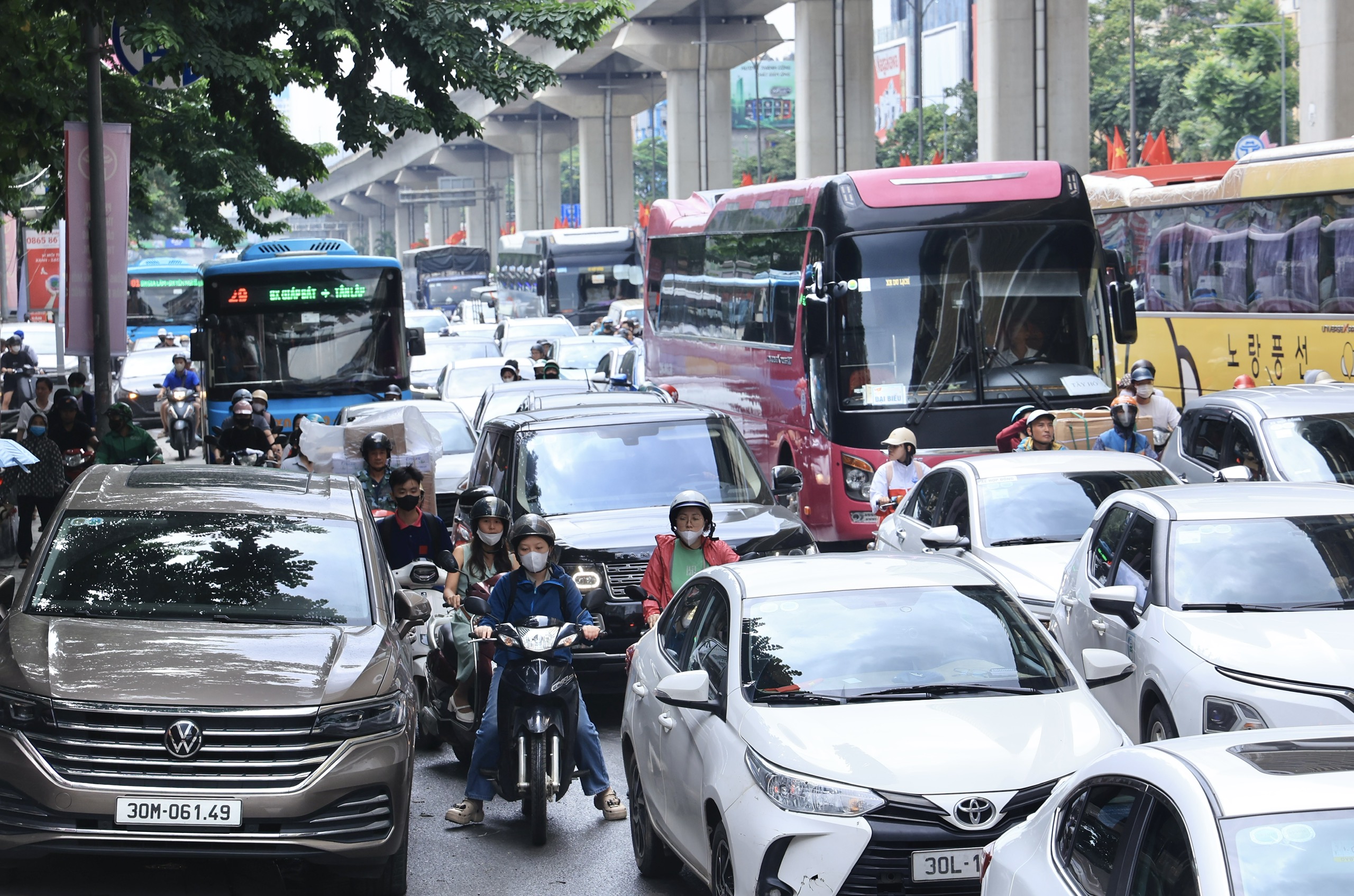 H&agrave; Nội: Nhiều tuyến phố đ&ocirc;ng nghẹt ng&agrave;y đầu nghỉ lễ Quốc kh&aacute;nh 2/9- Ảnh 7.