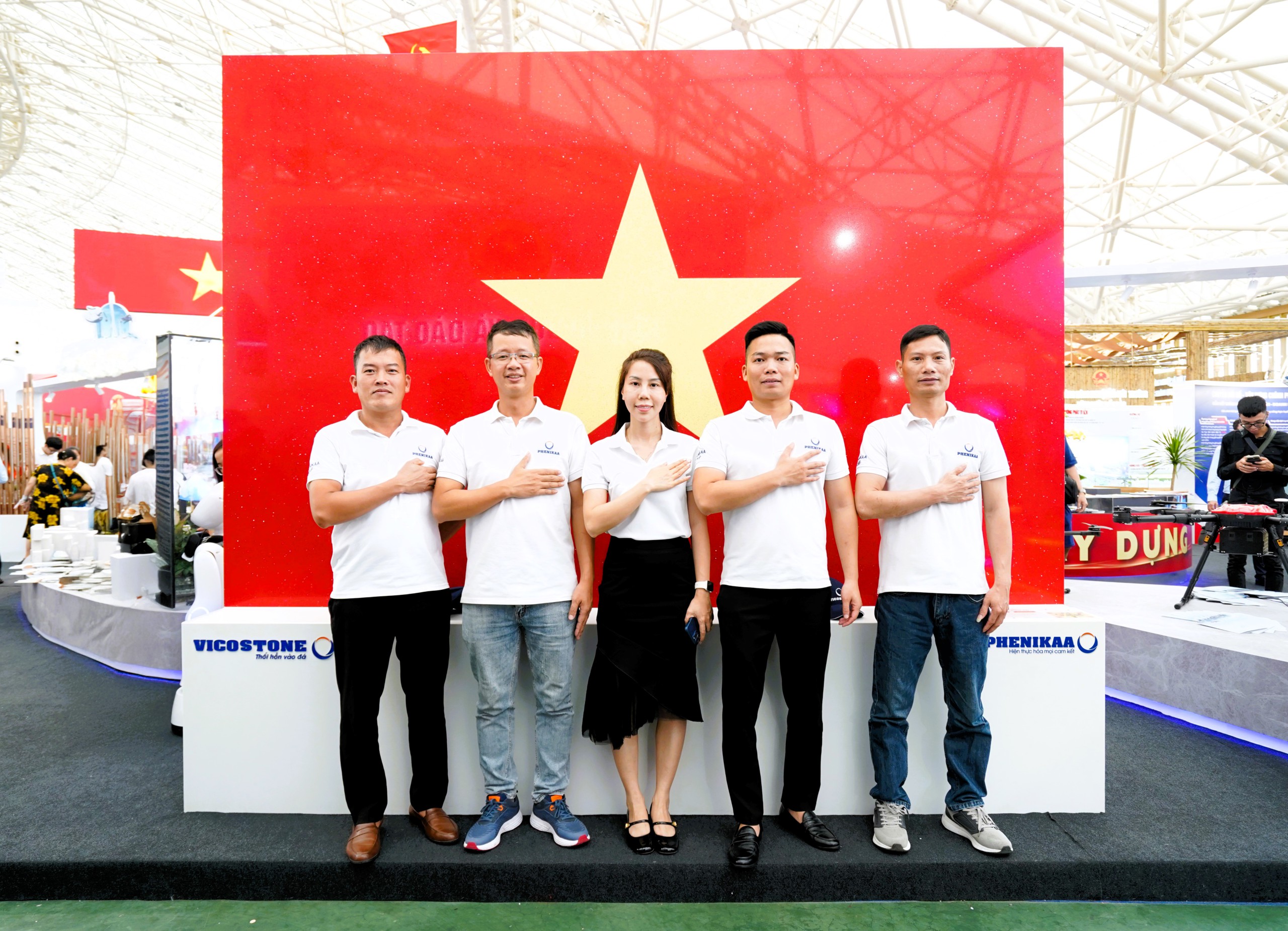 Check in với Quốc kỳ bằng đ&aacute; lớn nhất Việt Nam tại triển l&atilde;m th&agrave;nh tựu ng&agrave;nh X&acirc;y dựng- Ảnh 7.