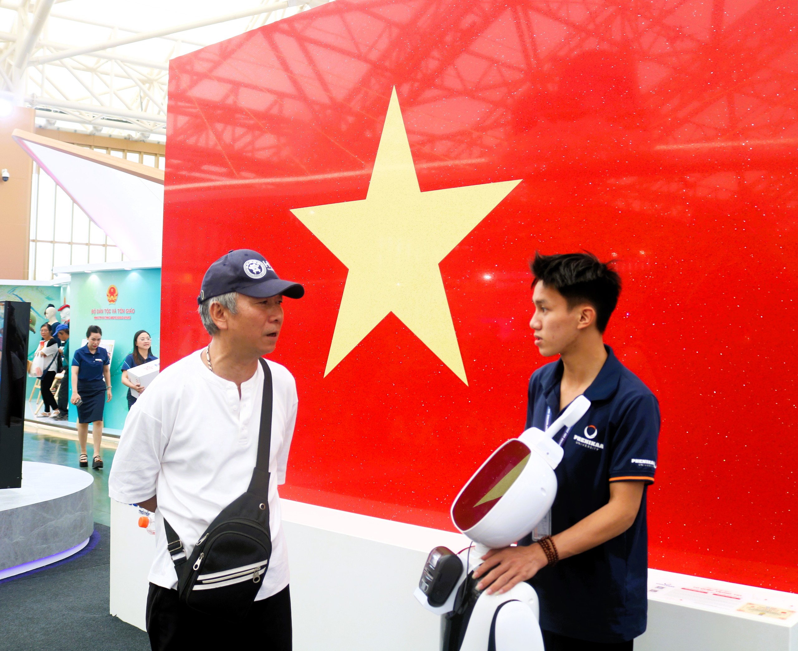 Check in với Quốc kỳ bằng đ&aacute; lớn nhất Việt Nam tại triển l&atilde;m th&agrave;nh tựu ng&agrave;nh X&acirc;y dựng- Ảnh 22.