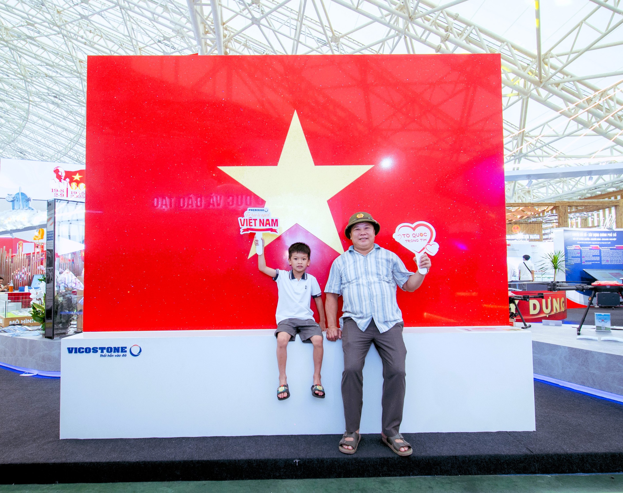 Check in với Quốc kỳ bằng đ&aacute; lớn nhất Việt Nam tại triển l&atilde;m th&agrave;nh tựu ng&agrave;nh X&acirc;y dựng- Ảnh 20.