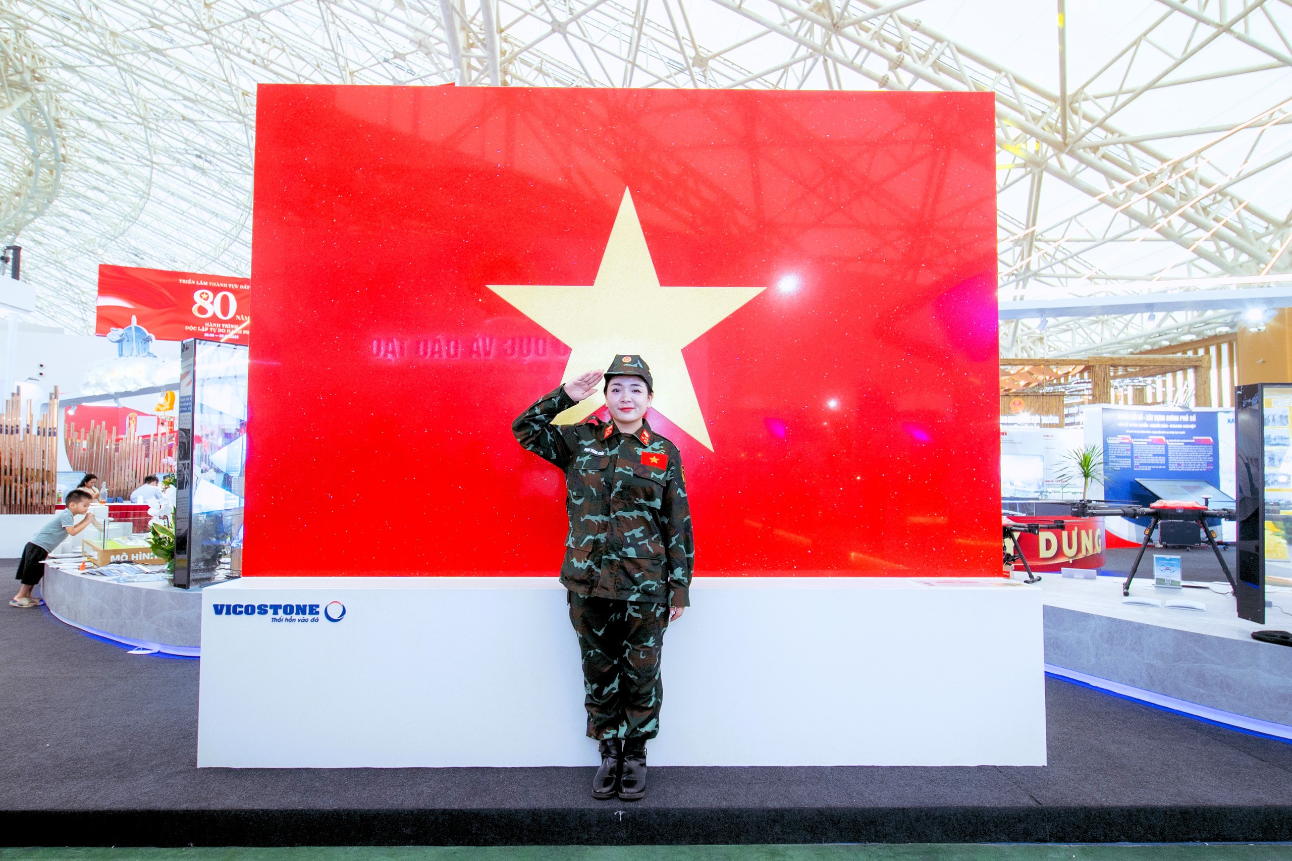 Check in với Quốc kỳ bằng đ&aacute; lớn nhất Việt Nam tại triển l&atilde;m th&agrave;nh tựu ng&agrave;nh X&acirc;y dựng- Ảnh 14.