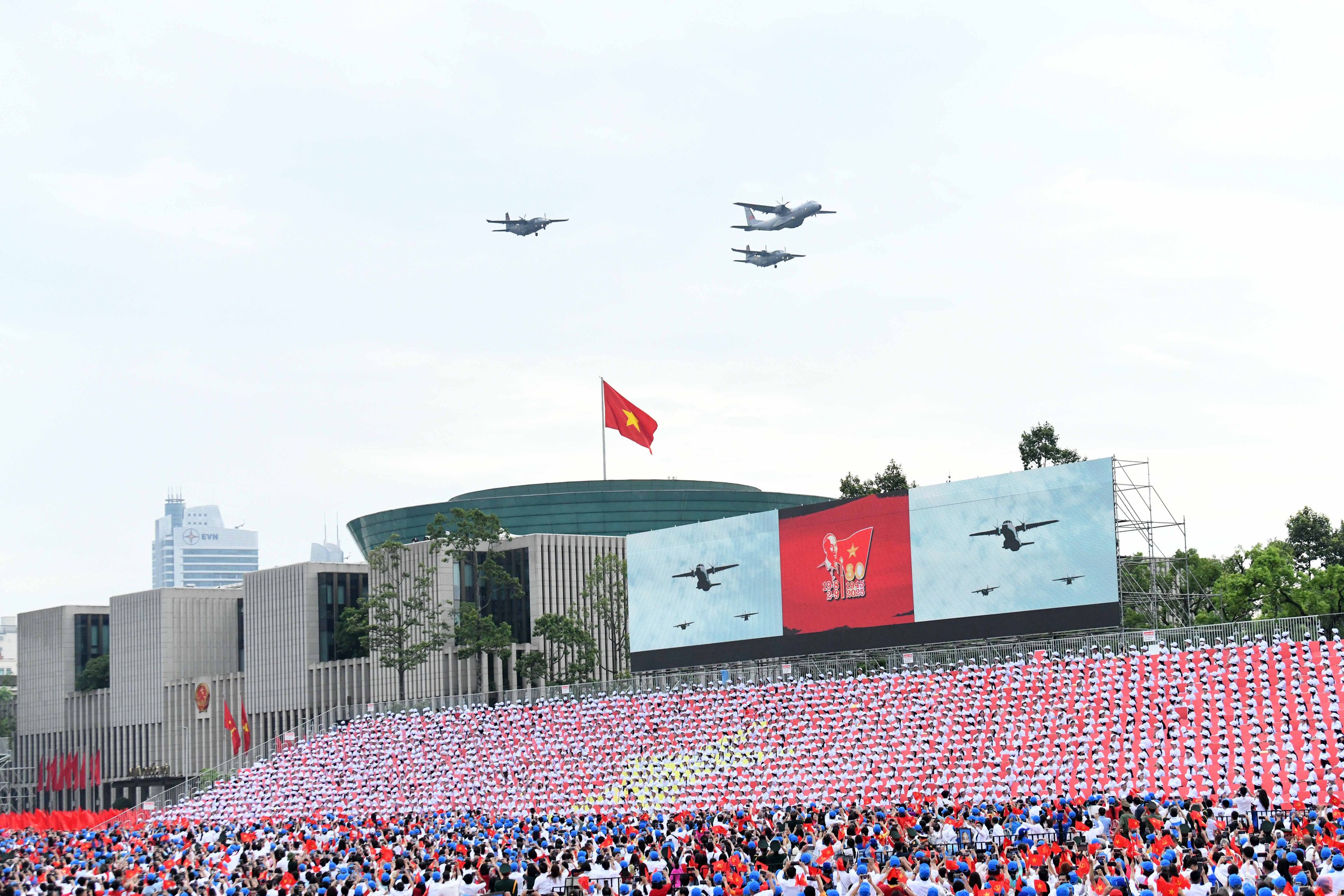 Mãn nhãn hình ảnh trực thăng kéo cờ, tiêm kích thả đạn nhiễu trên bầu trời Ba Đình- Ảnh 5. Mãn nhãn hình ảnh trực thăng kéo cờ, tiêm kích thả đạn nhiễu trên bầu trời Ba Đình- Ảnh 5.