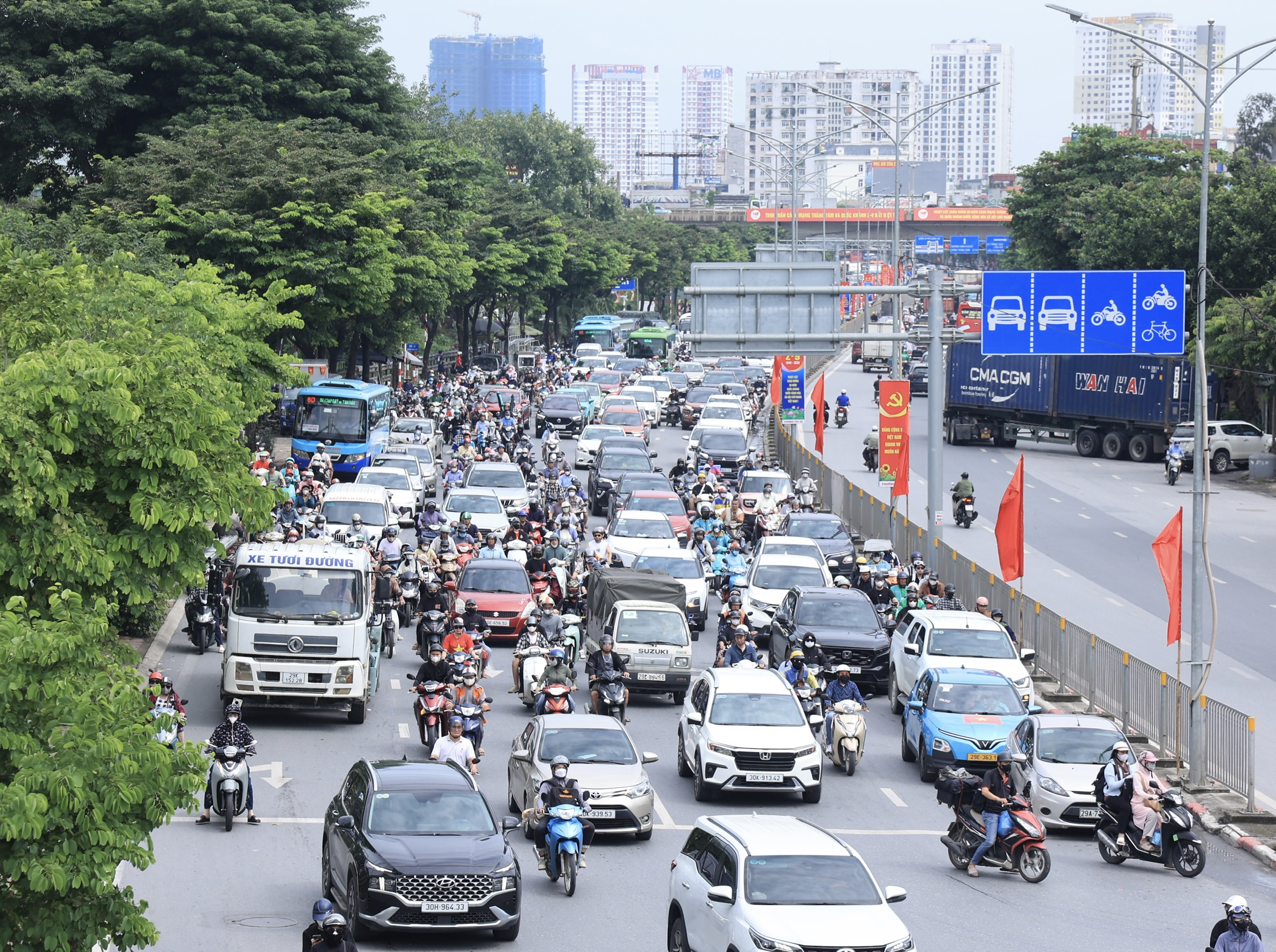 H&agrave; Nội: Nhiều tuyến phố đ&ocirc;ng nghẹt ng&agrave;y đầu nghỉ lễ Quốc kh&aacute;nh 2/9- Ảnh 5.