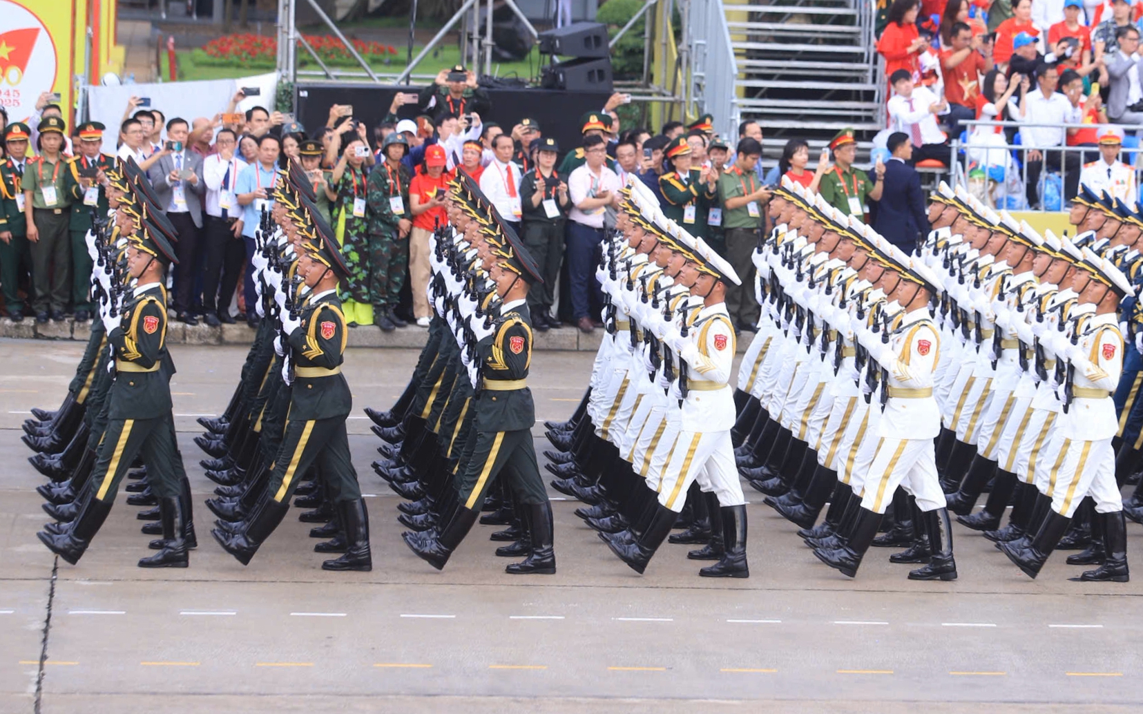 Cận cảnh bốn qu&acirc;n đội khối quốc tế tham gia tổng duyệt diễu binh, diễu h&agrave;nh