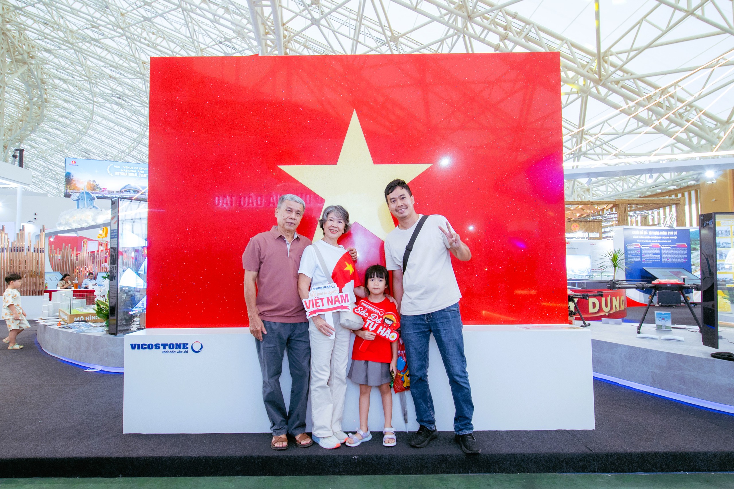 Check in với Quốc kỳ bằng đ&aacute; lớn nhất Việt Nam tại triển l&atilde;m th&agrave;nh tựu ng&agrave;nh X&acirc;y dựng- Ảnh 28.