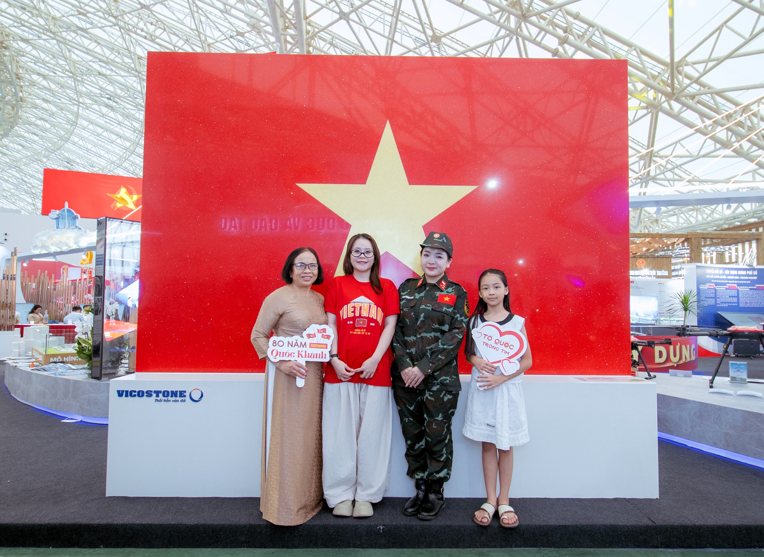 Check in với Quốc kỳ bằng đ&aacute; lớn nhất Việt Nam tại triển l&atilde;m th&agrave;nh tựu ng&agrave;nh X&acirc;y dựng- Ảnh 25.