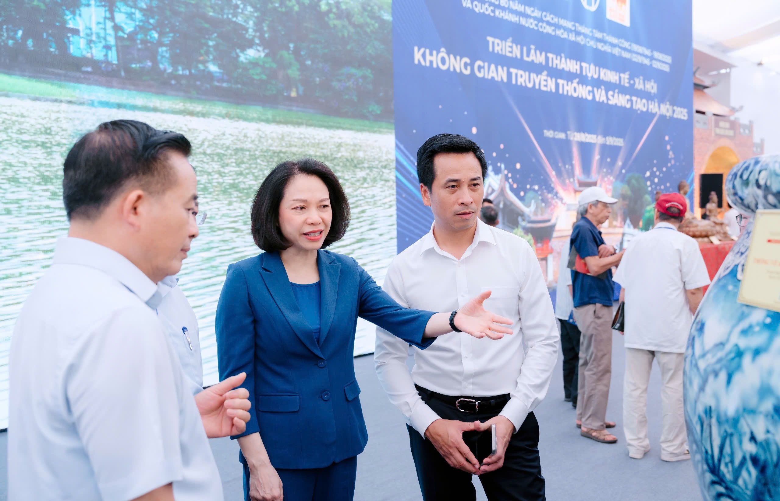 Hàng nghìn du khách tham quan, trải nghiệm không gian Truyền thống và Sáng tạo Hà Nội- Ảnh 2. Hàng nghìn du khách tham quan, trải nghiệm không gian Truyền thống và Sáng tạo Hà Nội- Ảnh 2.