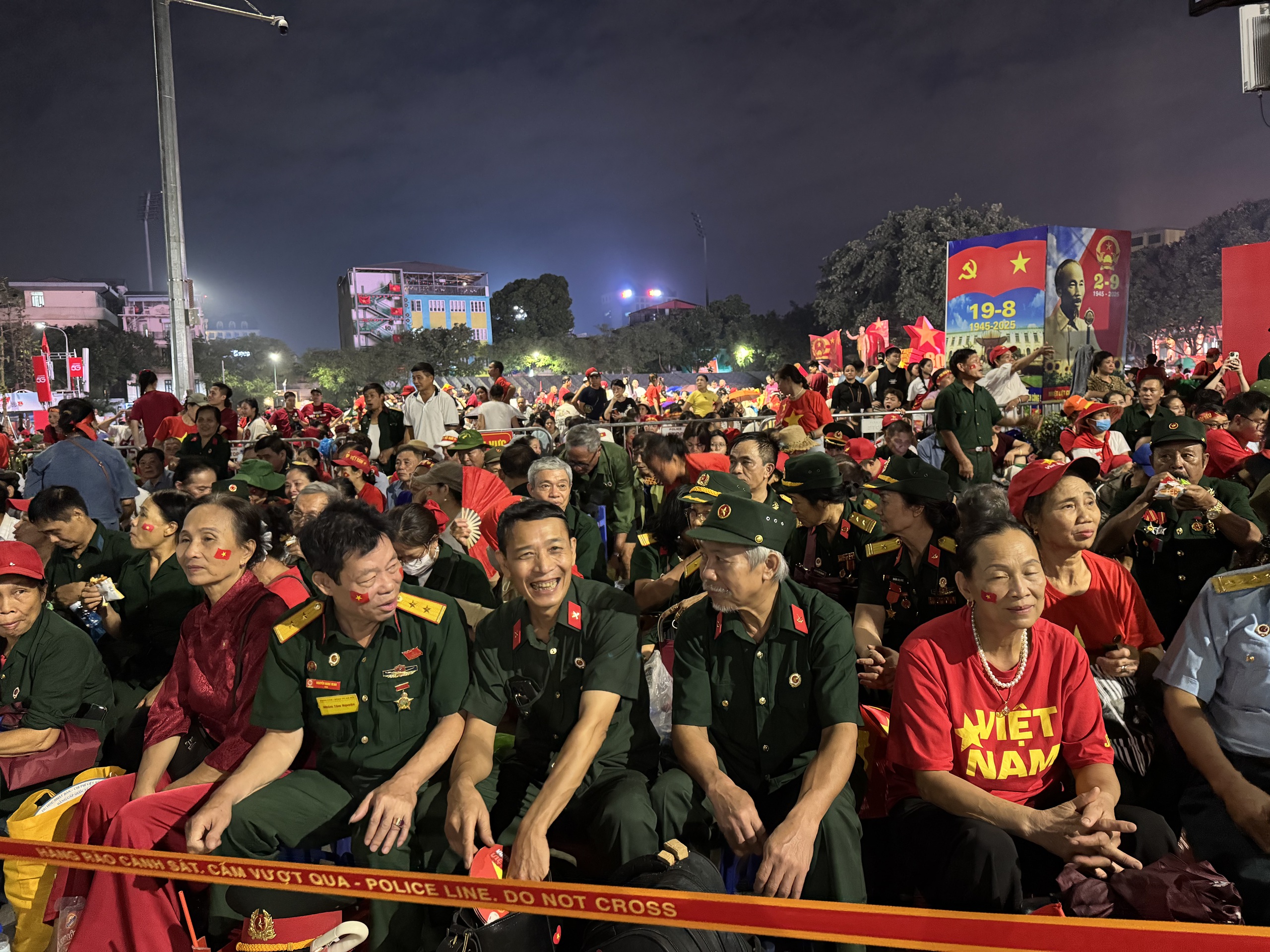 Tiếng lòng những cựu chiến binh vượt đường xa về Thủ đô vui ngày hội non sông- Ảnh 1. Tiếng lòng những cựu chiến binh vượt đường xa về Thủ đô vui ngày hội non sông- Ảnh 1.