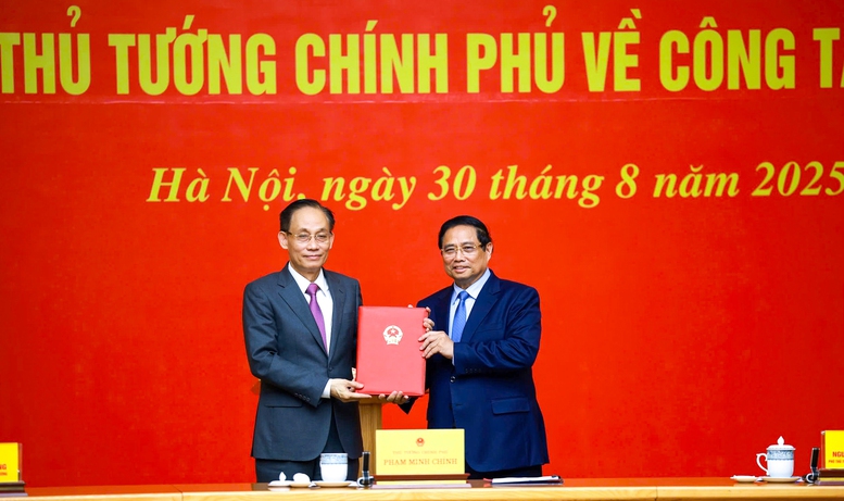 Thủ tướng trao quyết định giao quyền Bộ trưởng Ngoại giao cho &ocirc;ng L&ecirc; Ho&agrave;i Trung- Ảnh 1.
