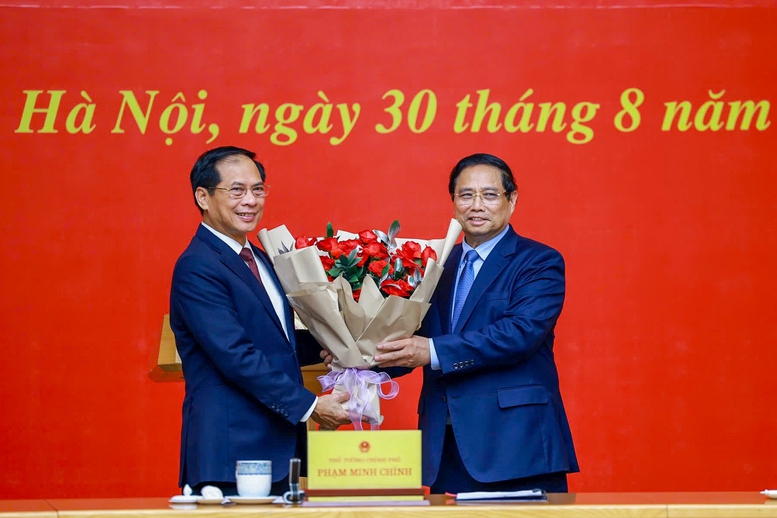 Thủ tướng trao quyết định giao quyền Bộ trưởng Ngoại giao cho &ocirc;ng L&ecirc; Ho&agrave;i Trung- Ảnh 2.