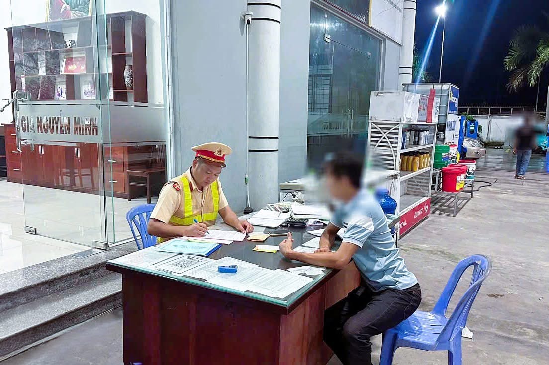 CSGT ph&aacute;t hiện xử l&yacute; xe kh&aacute;ch 24 chỗ nhồi nh&eacute;t 46 người tr&ecirc;n quốc lộ 1A trong đ&ecirc;m- Ảnh 2.