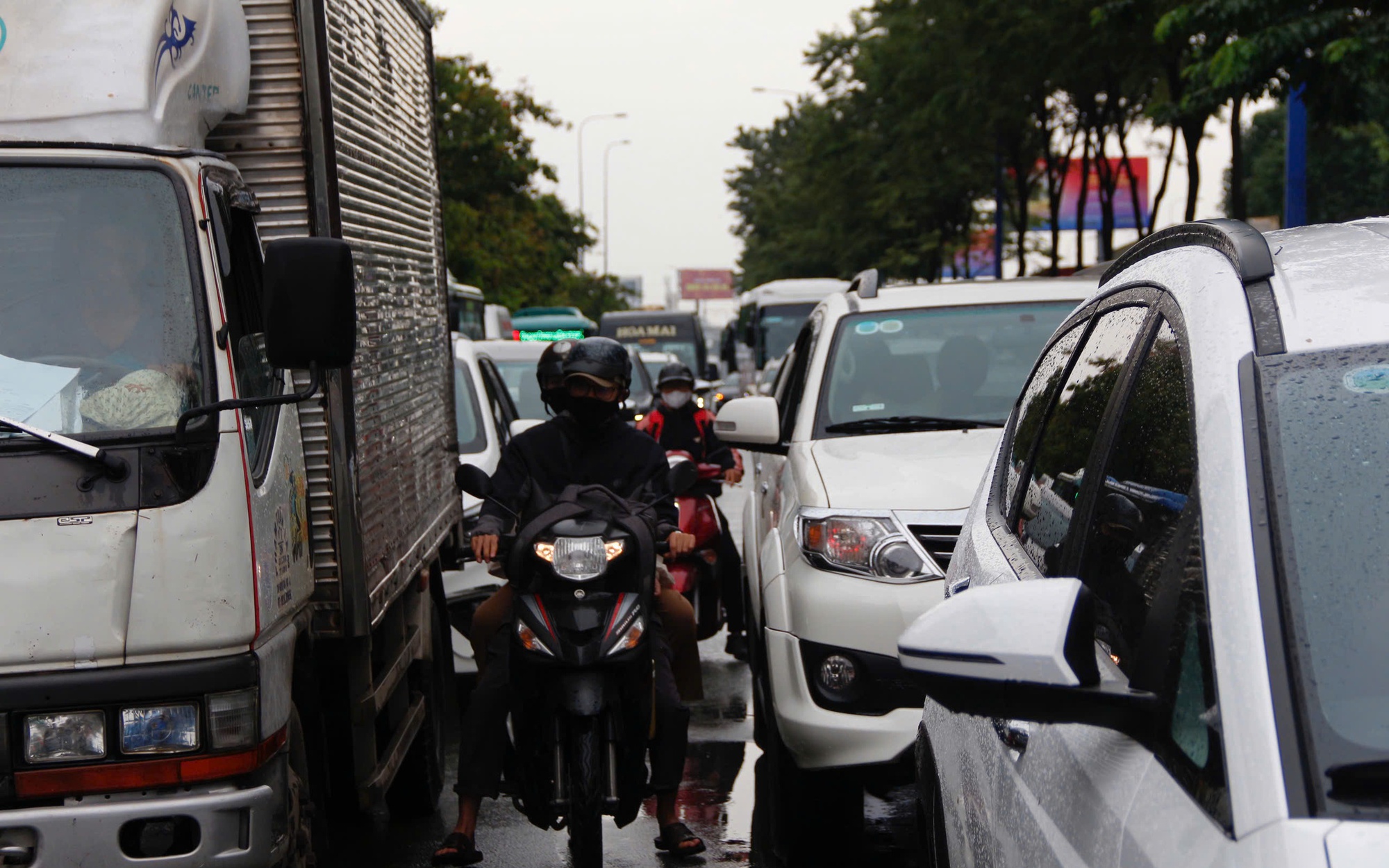 Ng&agrave;y đầu nghỉ lễ, cửa ng&otilde; TP.HCM ken đặc phương tiện, nội đ&ocirc; th&ocirc;ng tho&aacute;ng