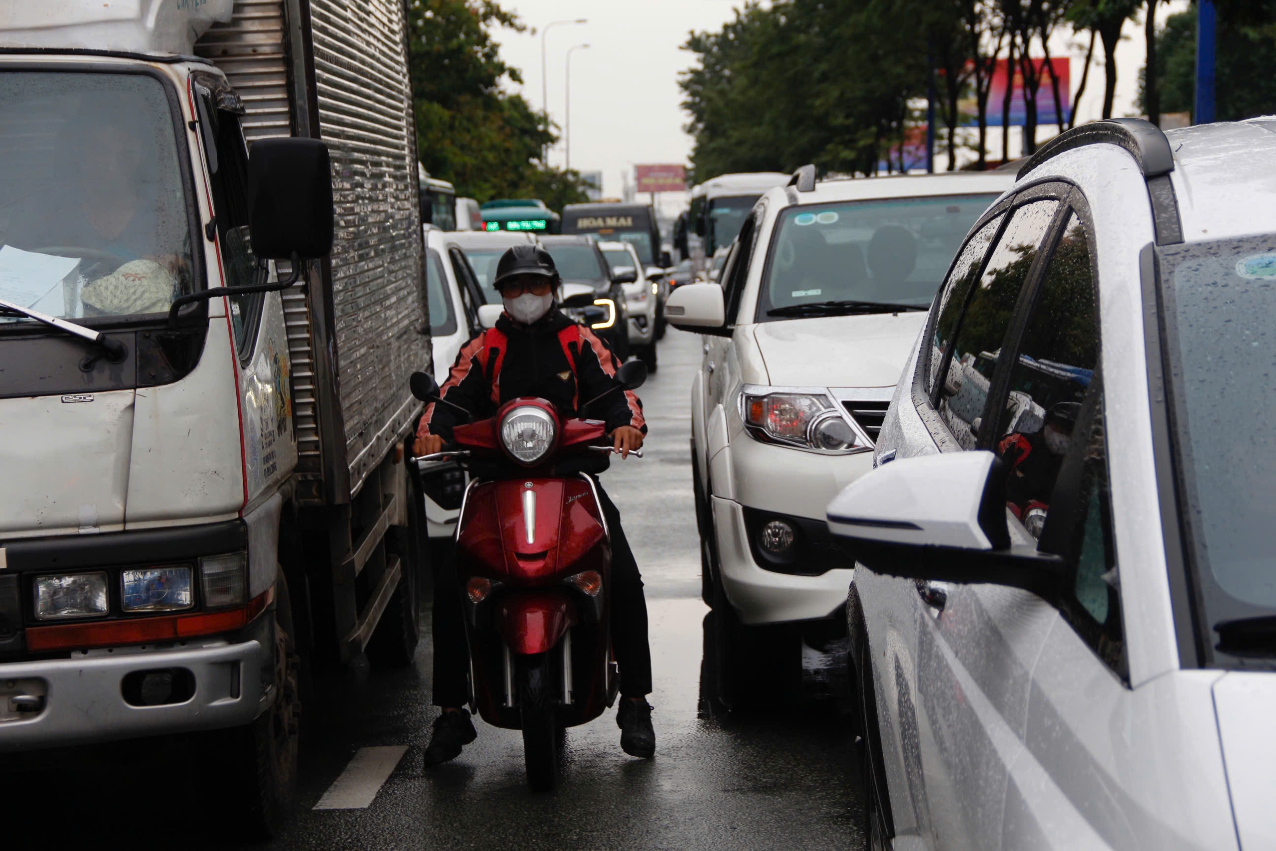 Ng&agrave;y đầu nghỉ lễ, cửa ng&otilde; TP.HCM ken đặc phương tiện, nội đ&ocirc; th&ocirc;ng tho&aacute;ng- Ảnh 4.