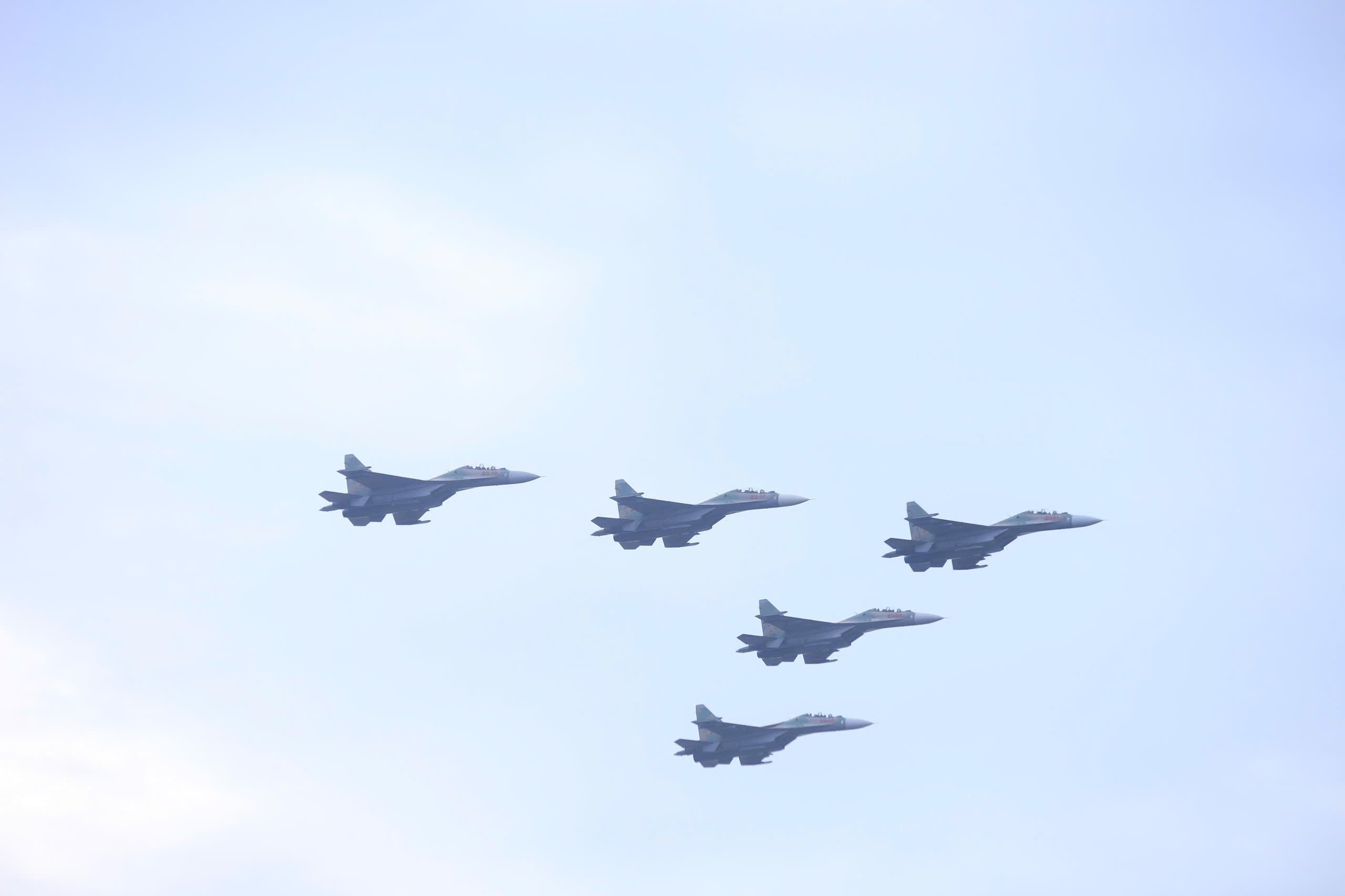 Mãn nhãn hình ảnh trực thăng kéo cờ, tiêm kích thả đạn nhiễu trên bầu trời Ba Đình- Ảnh 8. Mãn nhãn hình ảnh trực thăng kéo cờ, tiêm kích thả đạn nhiễu trên bầu trời Ba Đình- Ảnh 8.