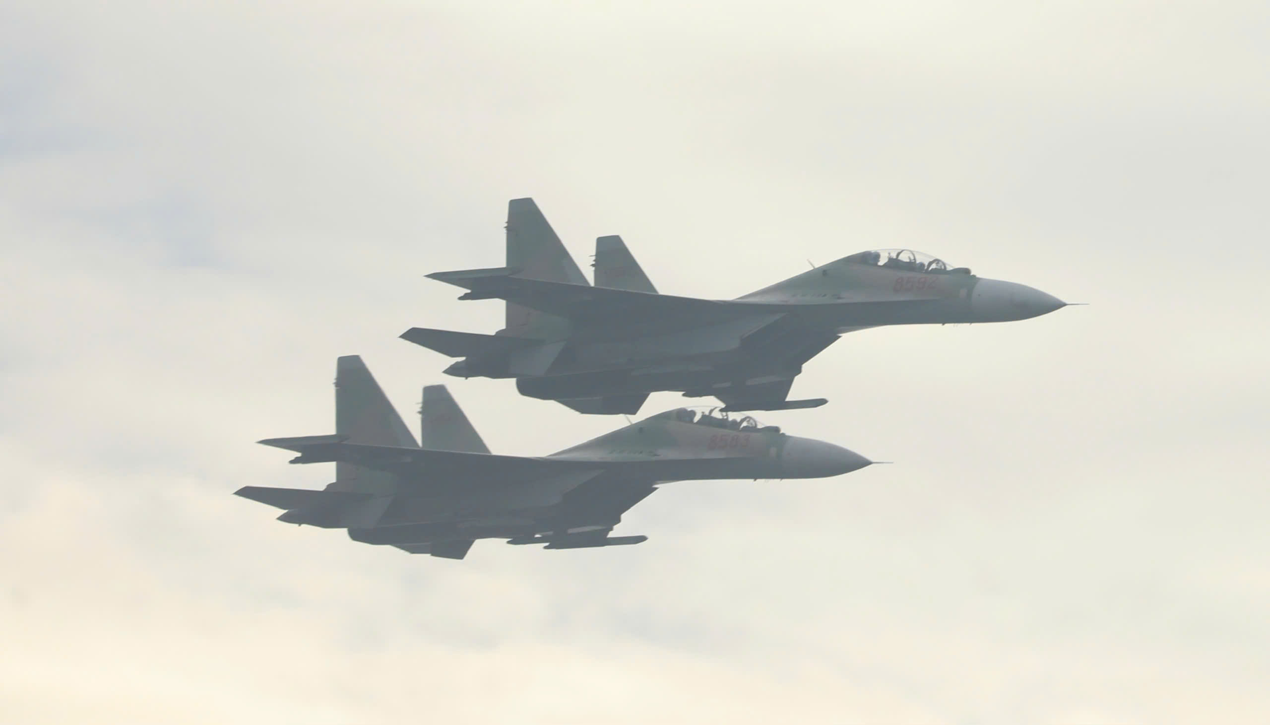 Mãn nhãn hình ảnh trực thăng kéo cờ, tiêm kích thả đạn nhiễu trên bầu trời Ba Đình- Ảnh 9. Mãn nhãn hình ảnh trực thăng kéo cờ, tiêm kích thả đạn nhiễu trên bầu trời Ba Đình- Ảnh 9.