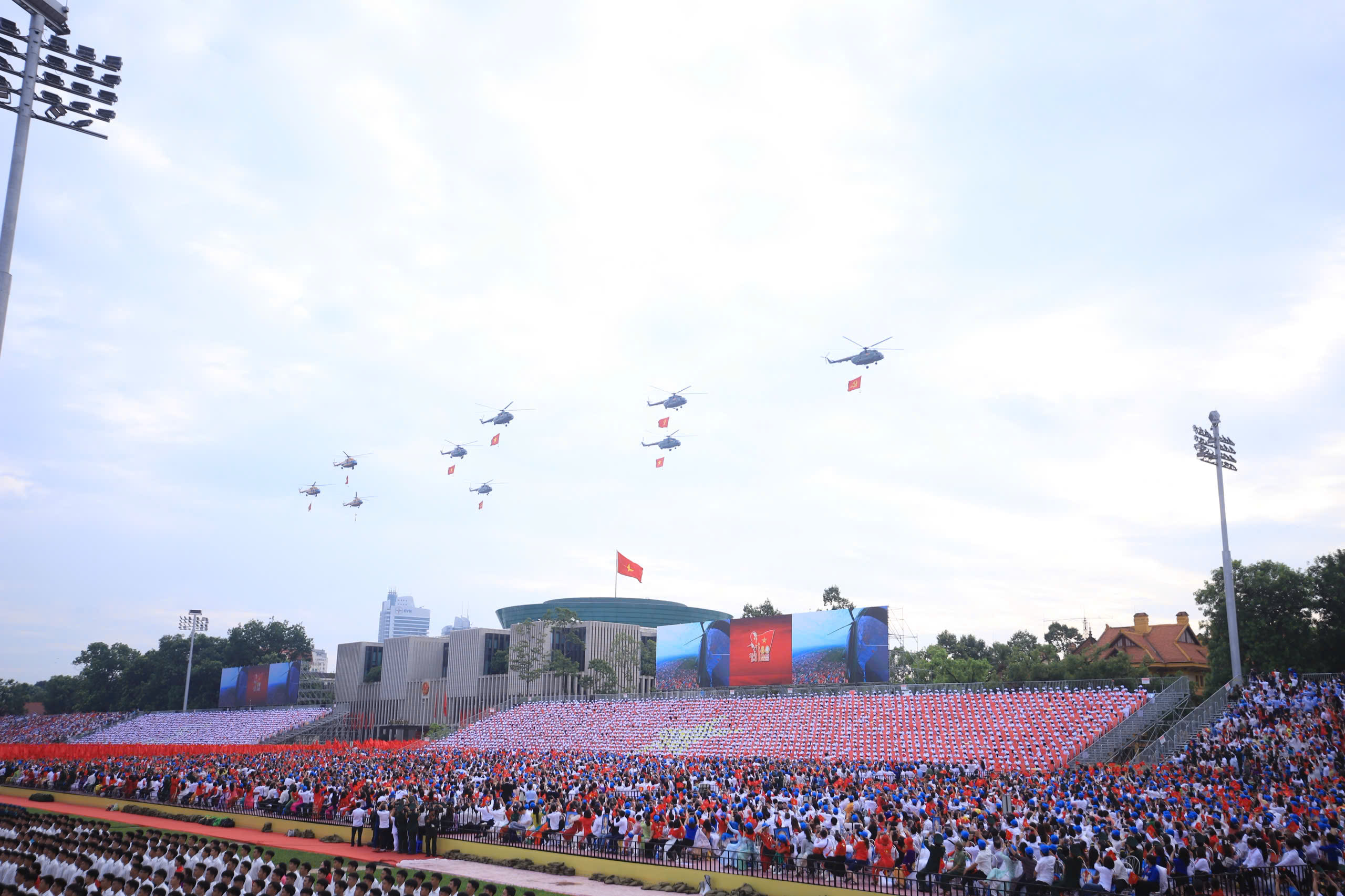 Mãn nhãn hình ảnh trực thăng kéo cờ, tiêm kích thả đạn nhiễu trên bầu trời Ba Đình- Ảnh 1. Mãn nhãn hình ảnh trực thăng kéo cờ, tiêm kích thả đạn nhiễu trên bầu trời Ba Đình- Ảnh 1.