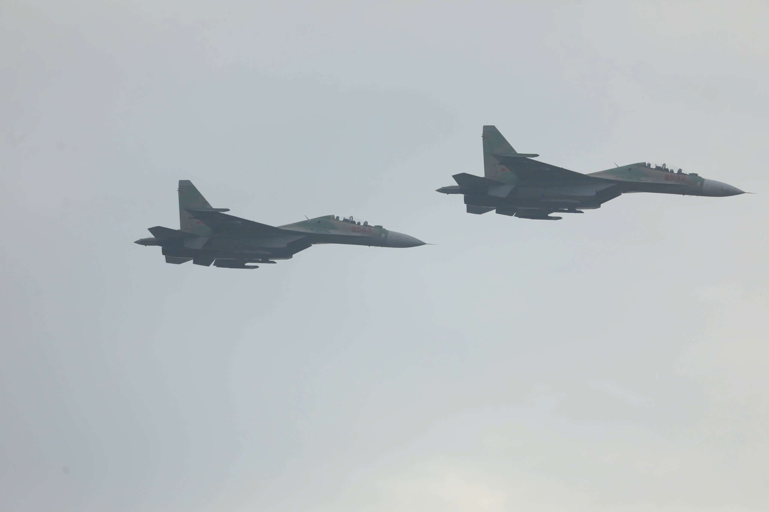 Mãn nhãn hình ảnh trực thăng kéo cờ, tiêm kích thả đạn nhiễu trên bầu trời Ba Đình- Ảnh 10. Mãn nhãn hình ảnh trực thăng kéo cờ, tiêm kích thả đạn nhiễu trên bầu trời Ba Đình- Ảnh 10.