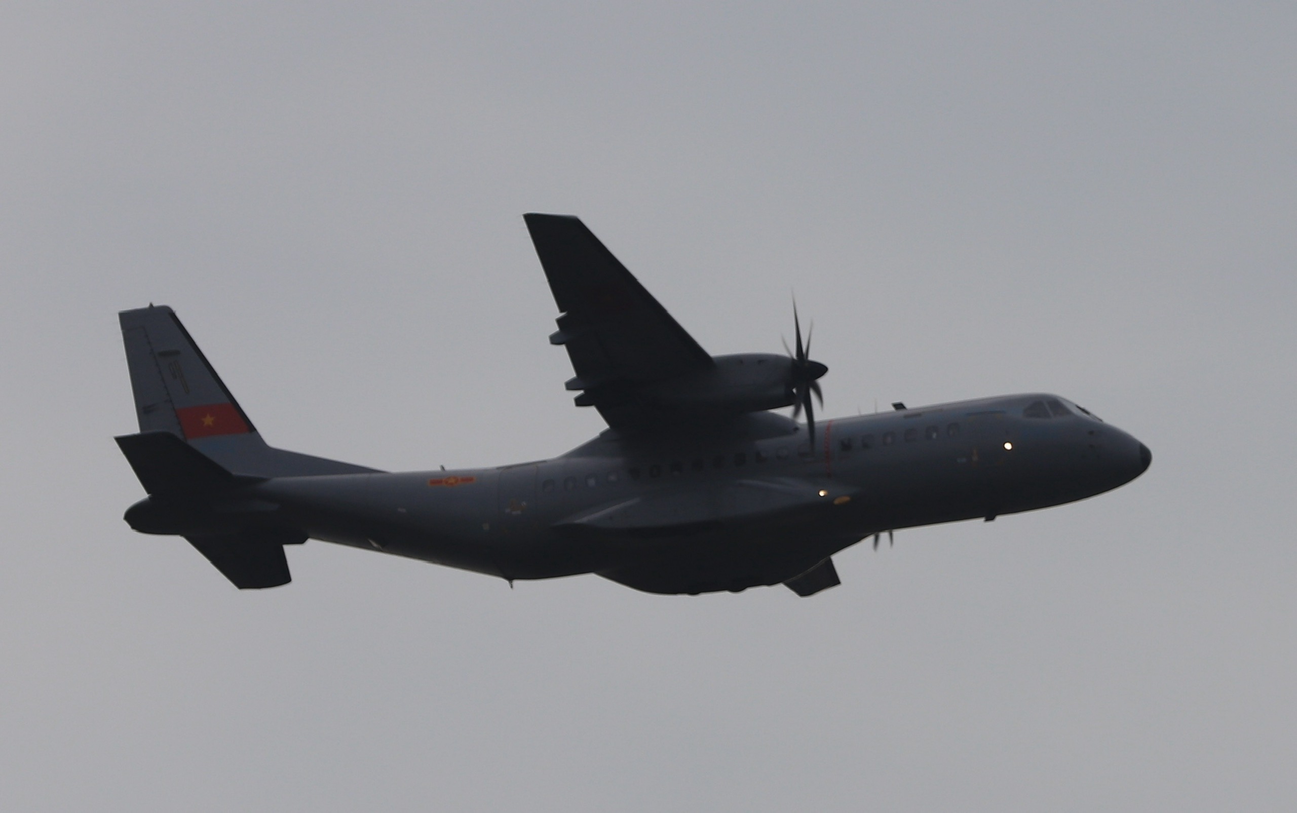 Mãn nhãn hình ảnh trực thăng kéo cờ, tiêm kích thả đạn nhiễu trên bầu trời Ba Đình- Ảnh 6. Mãn nhãn hình ảnh trực thăng kéo cờ, tiêm kích thả đạn nhiễu trên bầu trời Ba Đình- Ảnh 6.