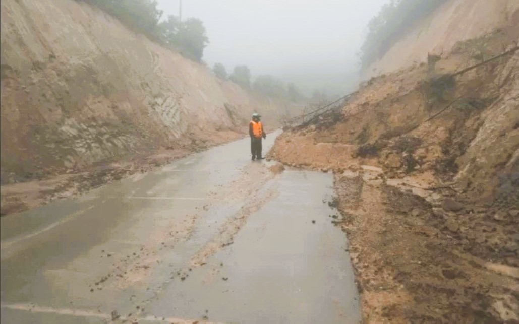 Quảng Trị khắc phục sạt lở, dự kiến thông xe tuyến tỉnh lộ 571 ngày 31/8- Ảnh 3. Mưa lớn, nhiều tuyến đường, cầu tràn các xã miền núi Quảng Trị sạt lở, ngập sâu