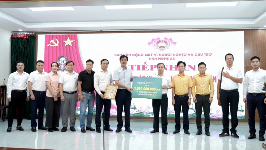 Petrovietnam chung tay hỗ trợ khắc phục hậu quả bão số 5- Ảnh 2. A group of people standing in front of a banner AI-generated content may be incorrect.