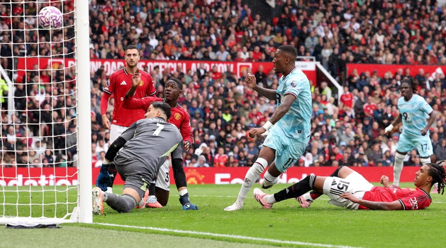 Bruno Fernandes ghi b&agrave;n quyết định, MU hạ Burnley kịch t&iacute;nh- Ảnh 2.