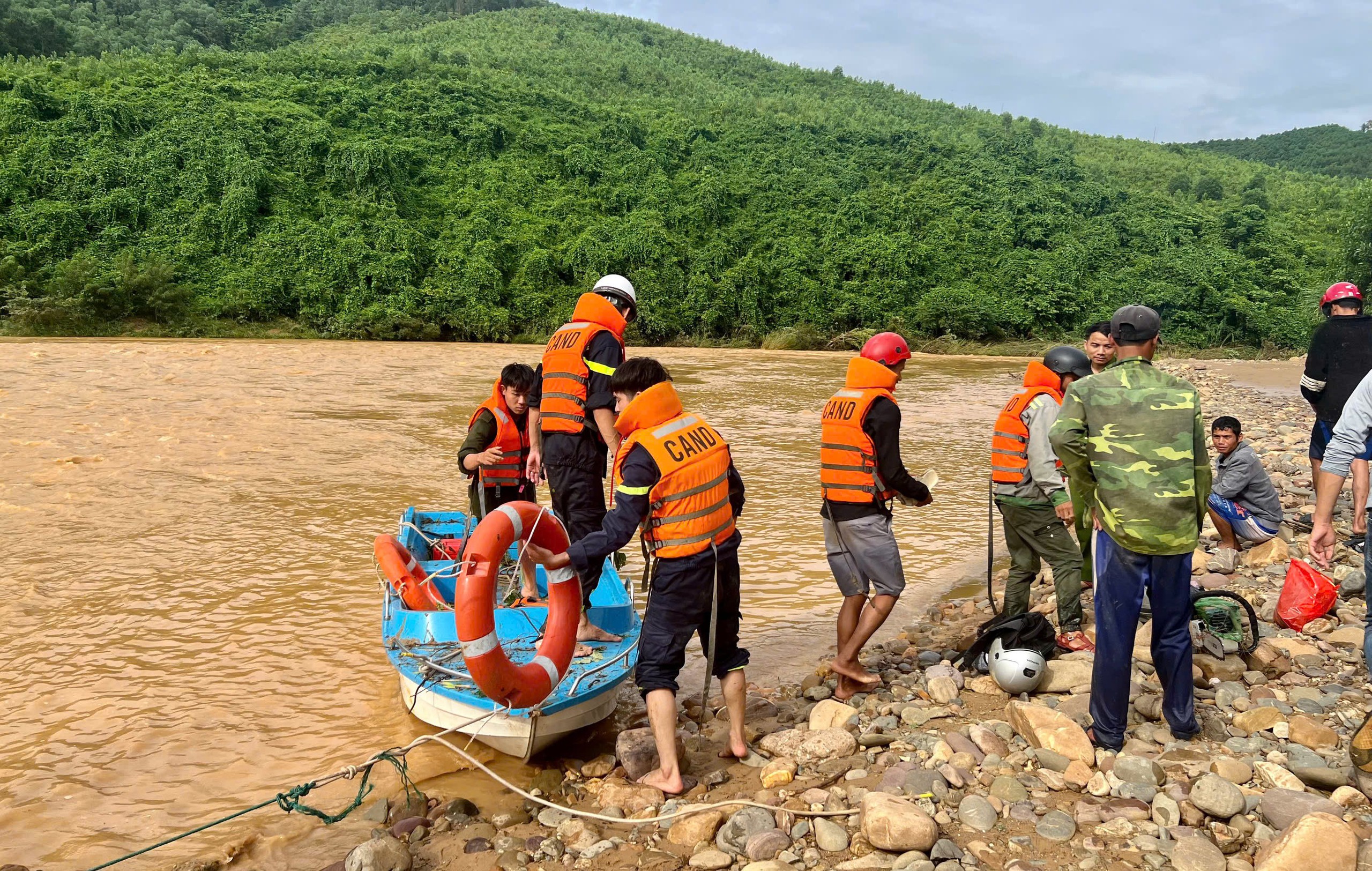 Giải cứu 5 người dân bị cô lập do lũ lớn ở Quảng Trị- Ảnh 1. Giải cứu 5 người dân bị cô lập do lũ lớn ở Quảng Trị- Ảnh 1.