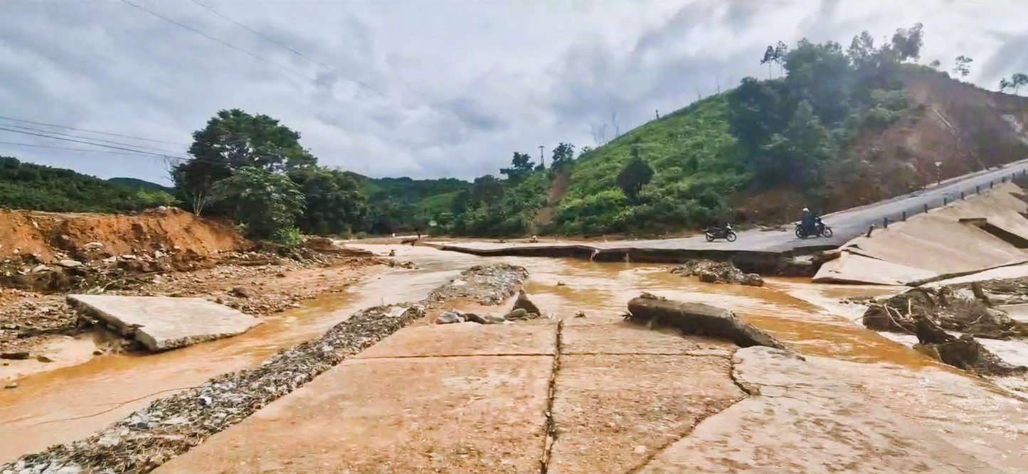 Quảng Trị khắc phục sạt lở, dự kiến th&ocirc;ng xe tuyến tỉnh lộ 571 ng&agrave;y 31/8- Ảnh 2.